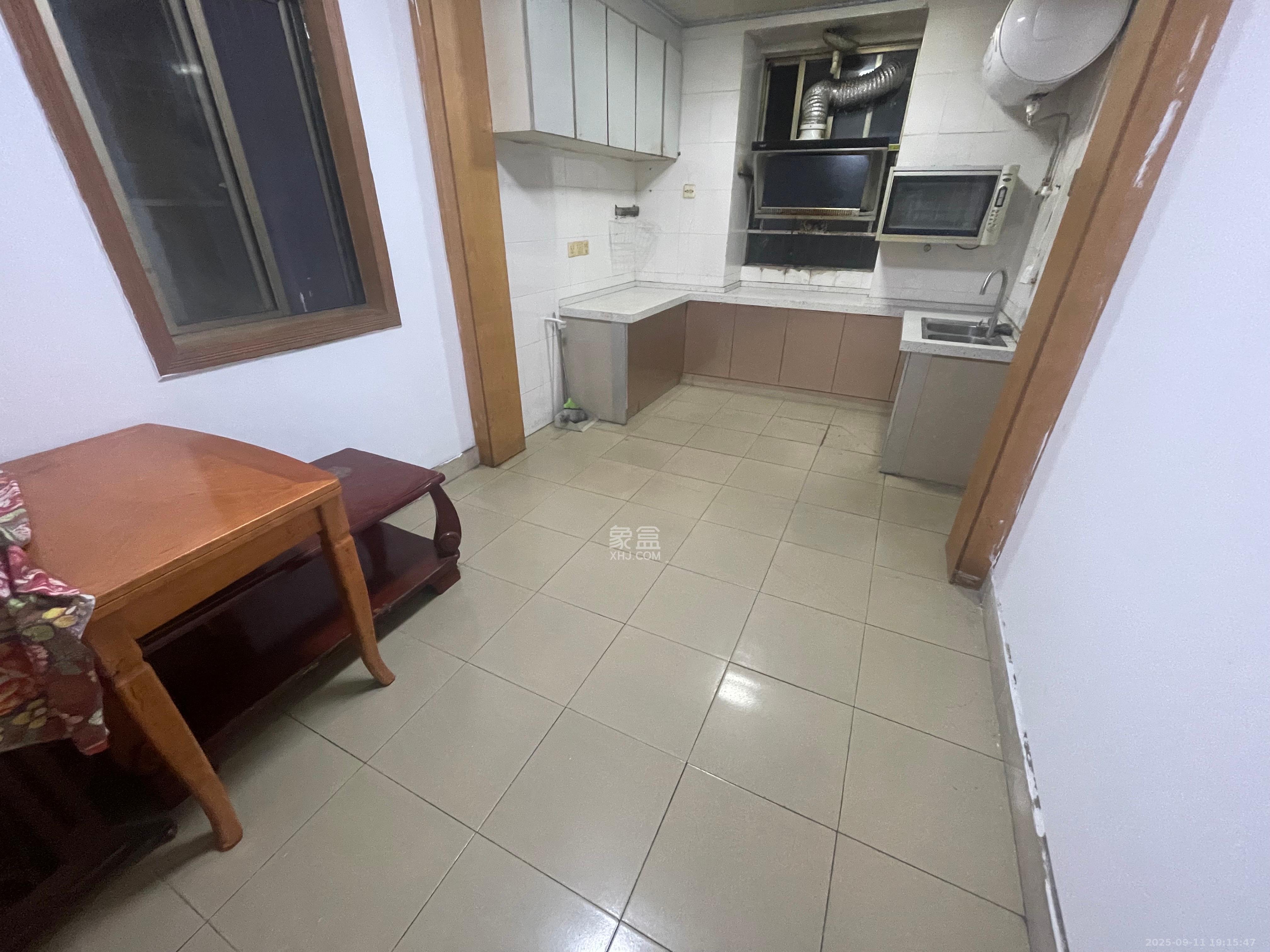 南园小区  4室1厅2卫    2000.0元/月室内图