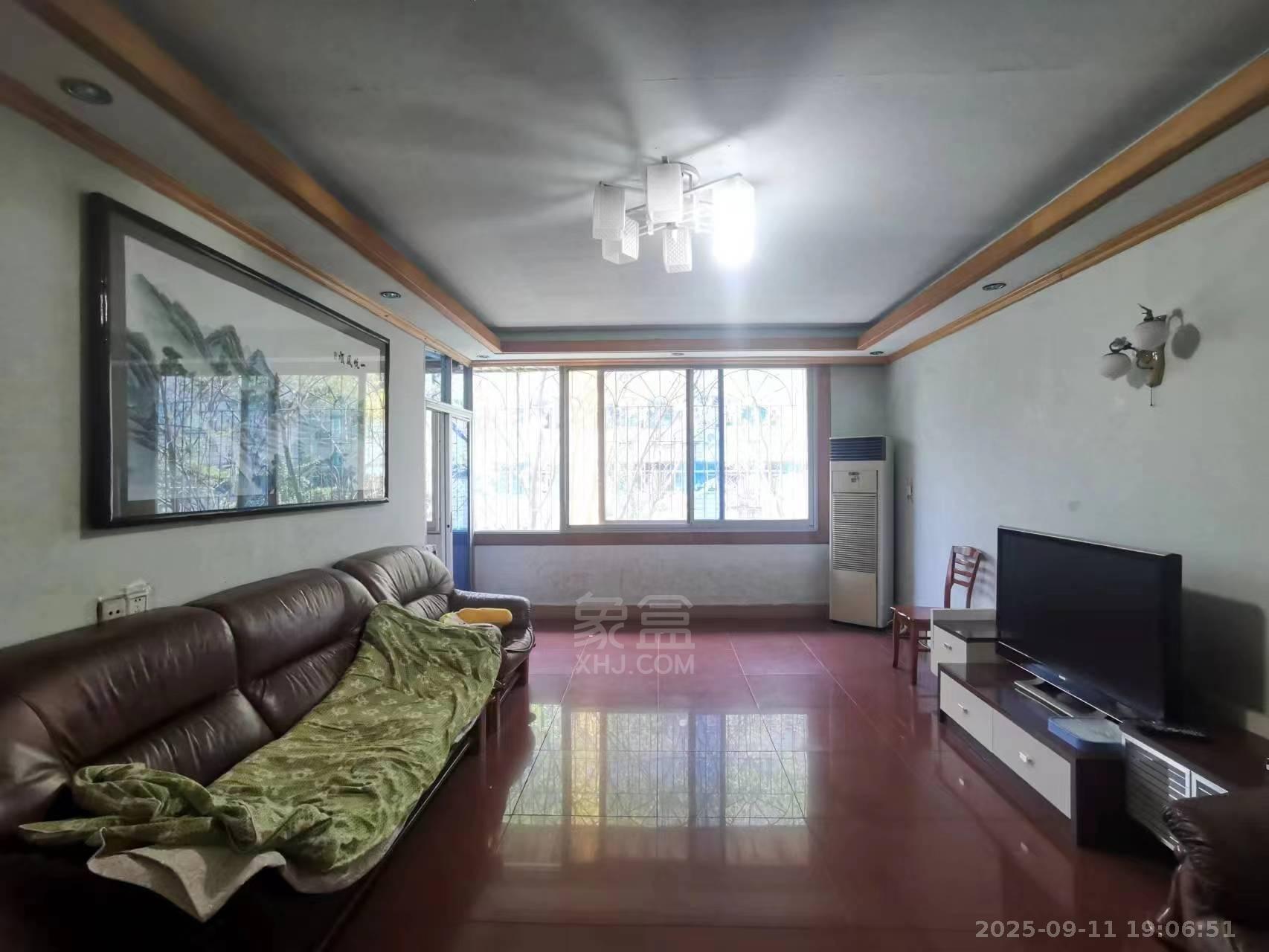 日报社 3室2厅2卫 1300.0元/月 日报社 3室2厅2卫 1300.0元/月室内图