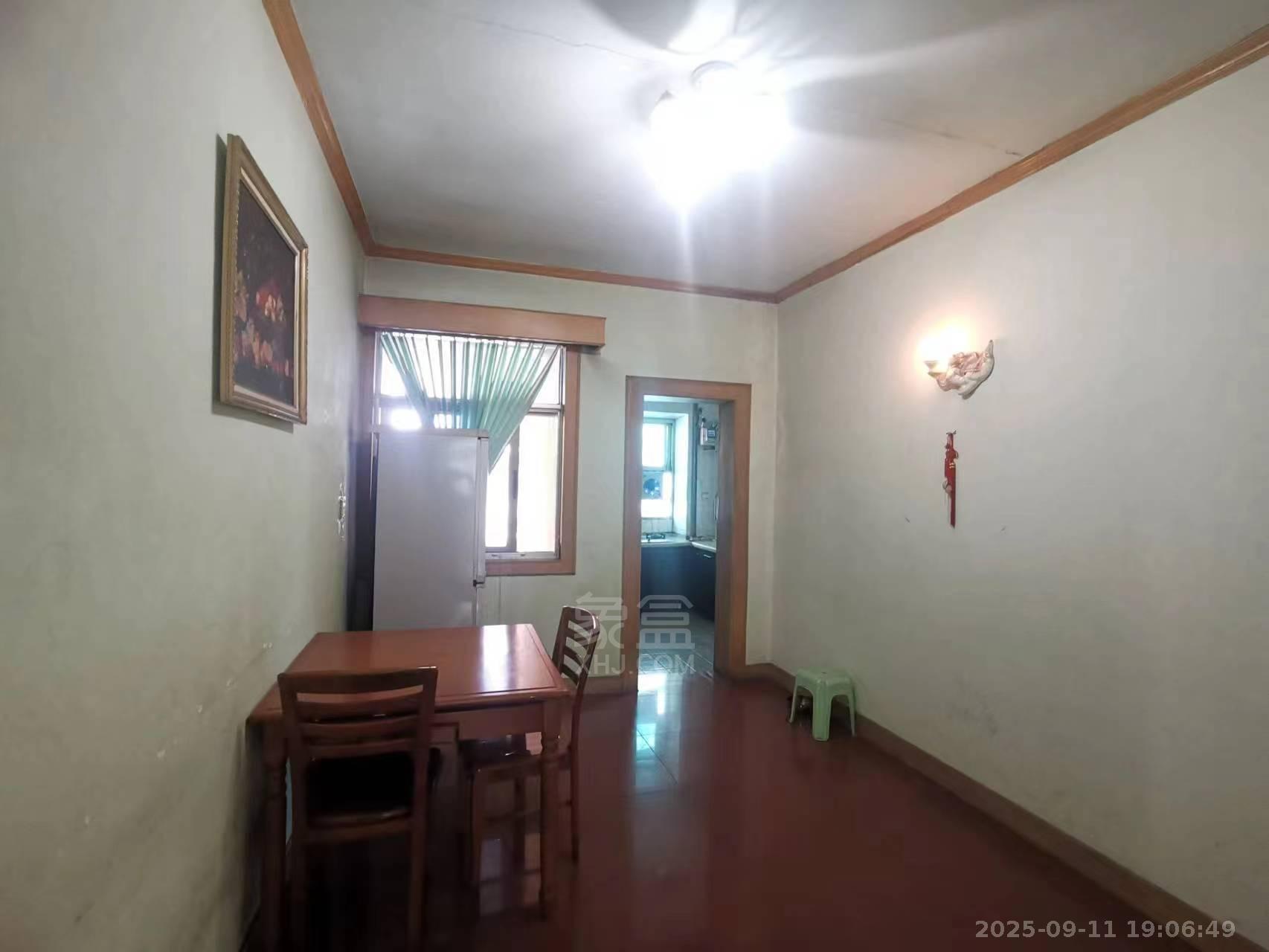 日报社 3室2厅2卫 1300.0元/月 日报社 3室2厅2卫 1300.0元/月室内图