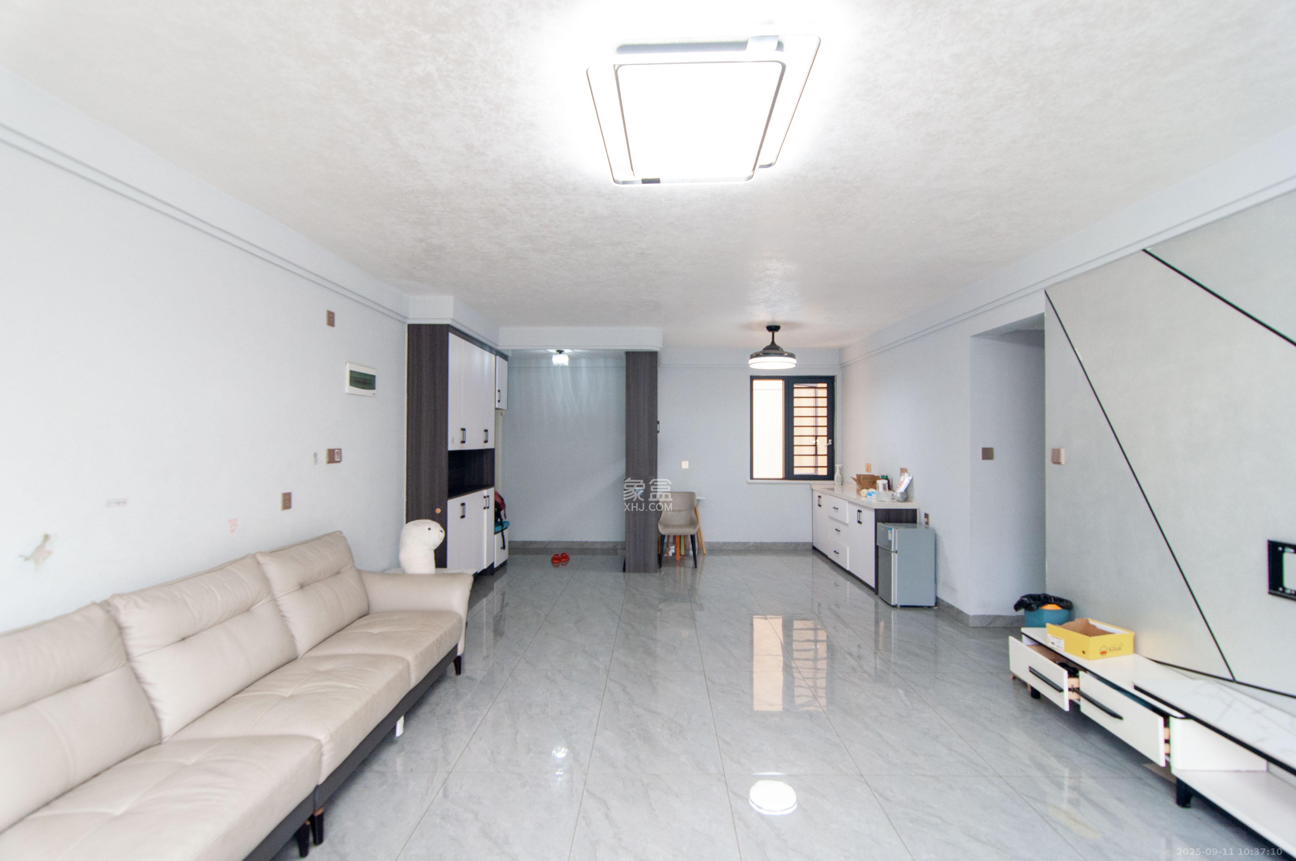 麓谷加州阳光  3室2厅2卫    100.0万 麓谷加州阳光  3室2厅2卫    100.0万客厅