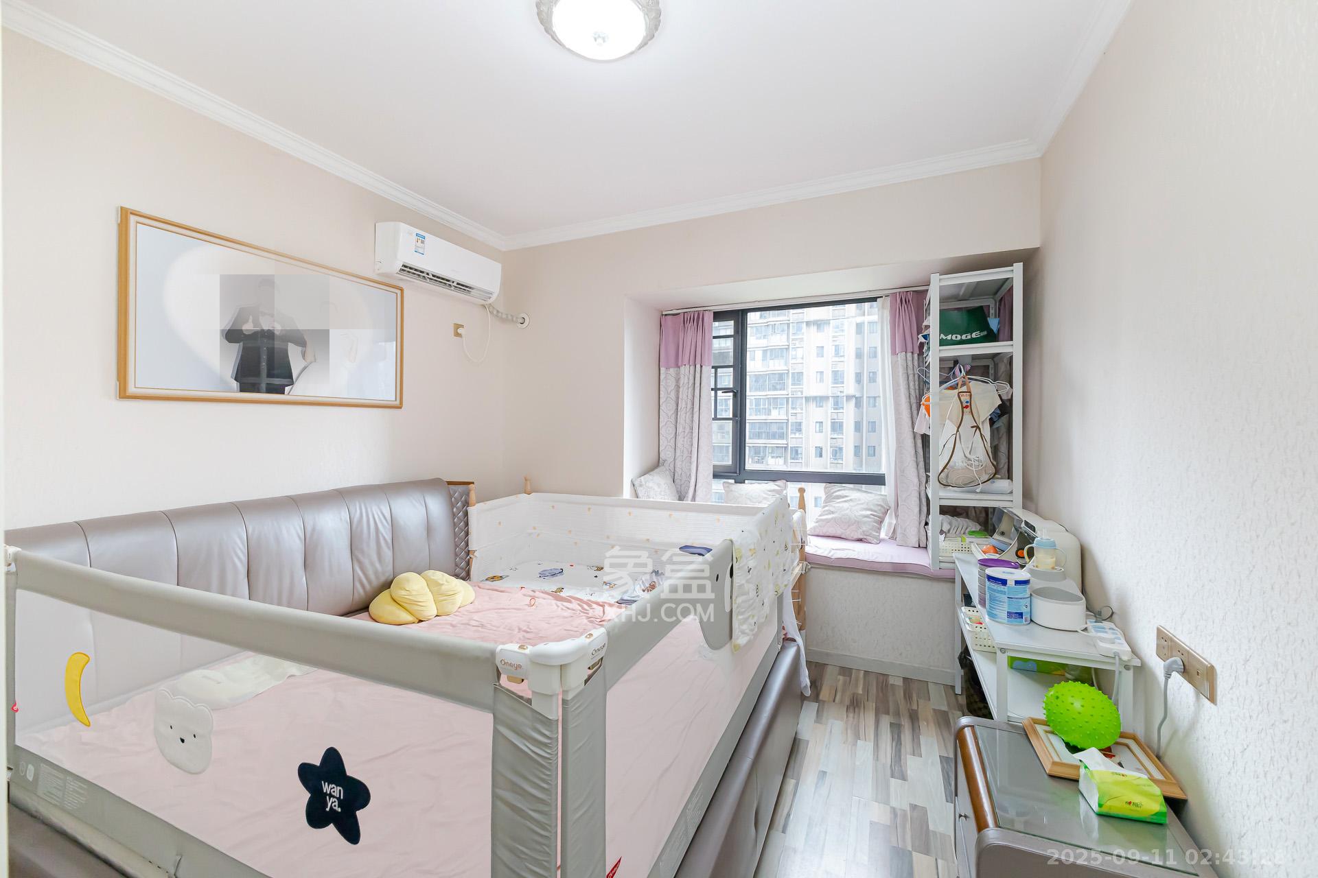 名家翡翠花园  4室2厅2卫    108.0万卧室