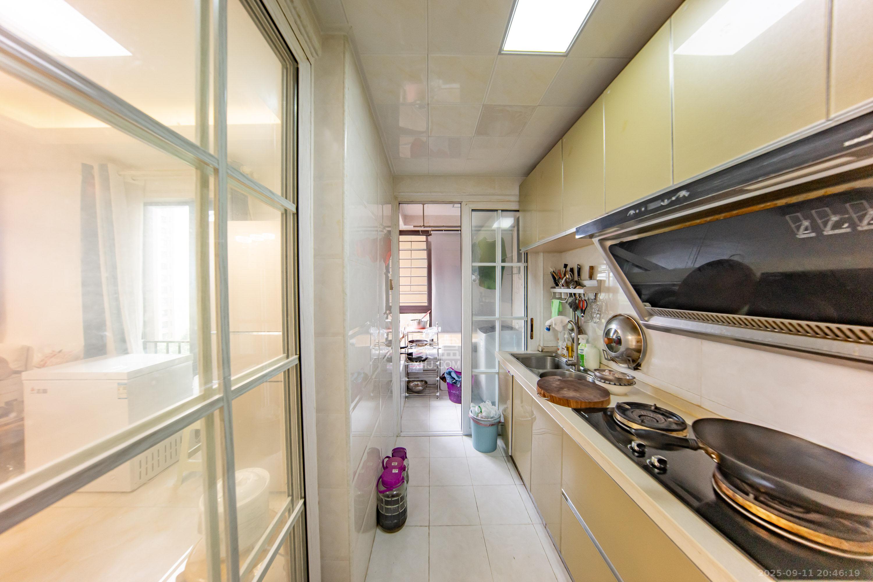 华润橡树湾  3室2厅2卫    85.0万厨房