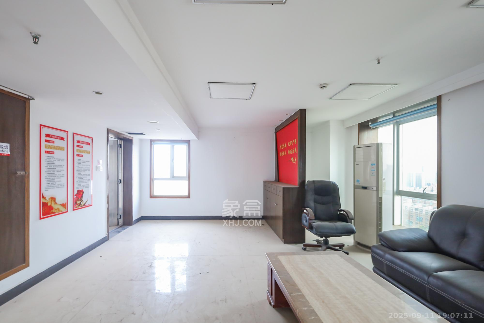 盛大泽西城  1室1厅1卫    28.0万 盛大泽西城  1室1厅1卫    28.0万客厅