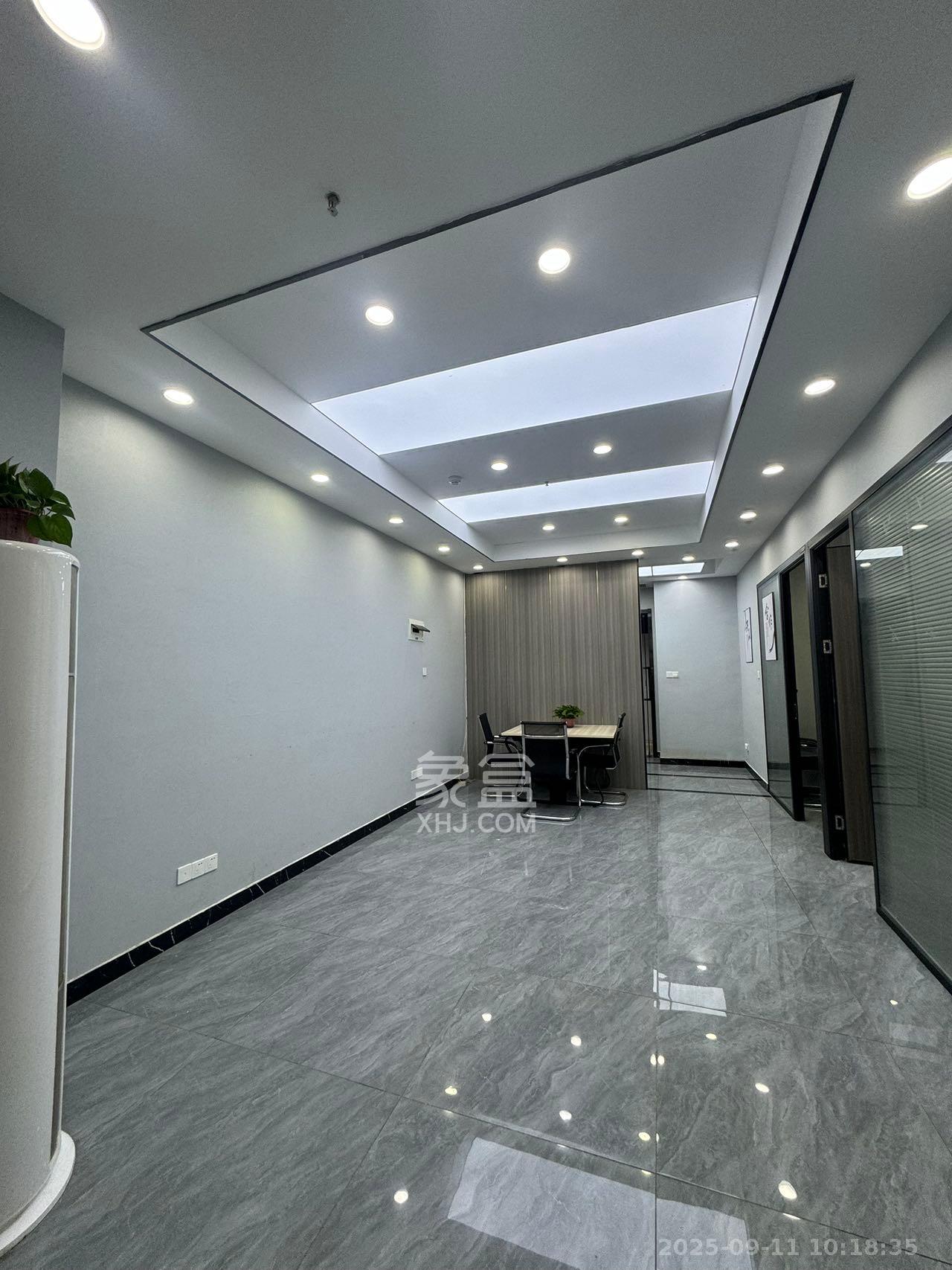 华润置地广场二期  2室1厅1卫    4500.0元/月 华润置地广场二期  2室1厅1卫    4500.0元/月室内图