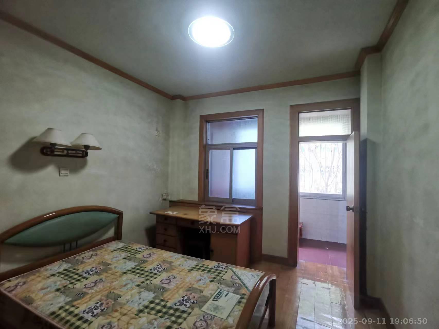 日报社 3室2厅2卫 1300.0元/月 日报社 3室2厅2卫 1300.0元/月室内图