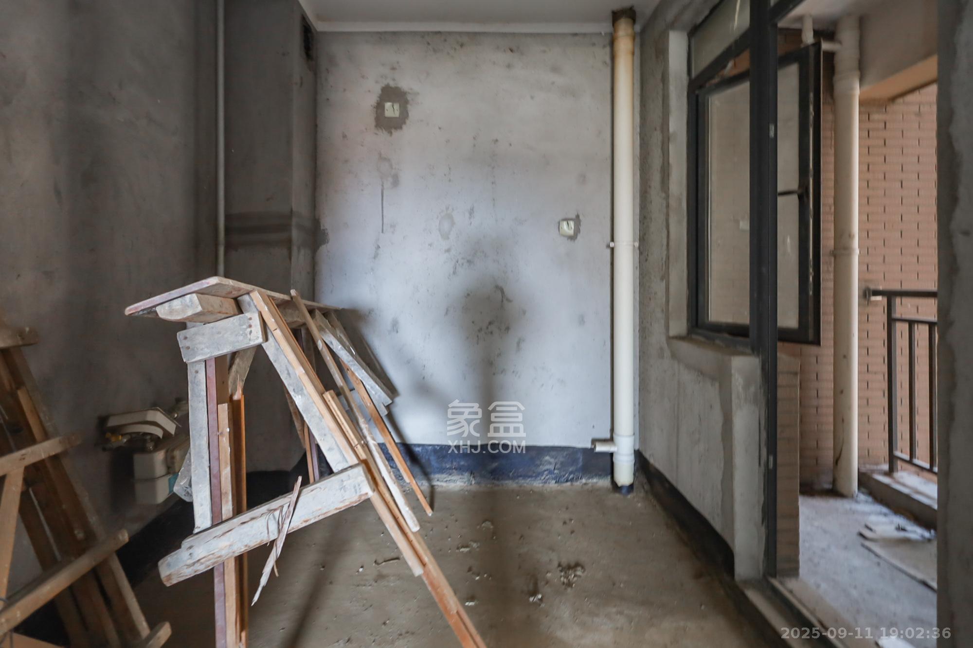 山水誉峰  4室2厅2卫    180.0万 山水誉峰  4室2厅2卫    180.0万厨房