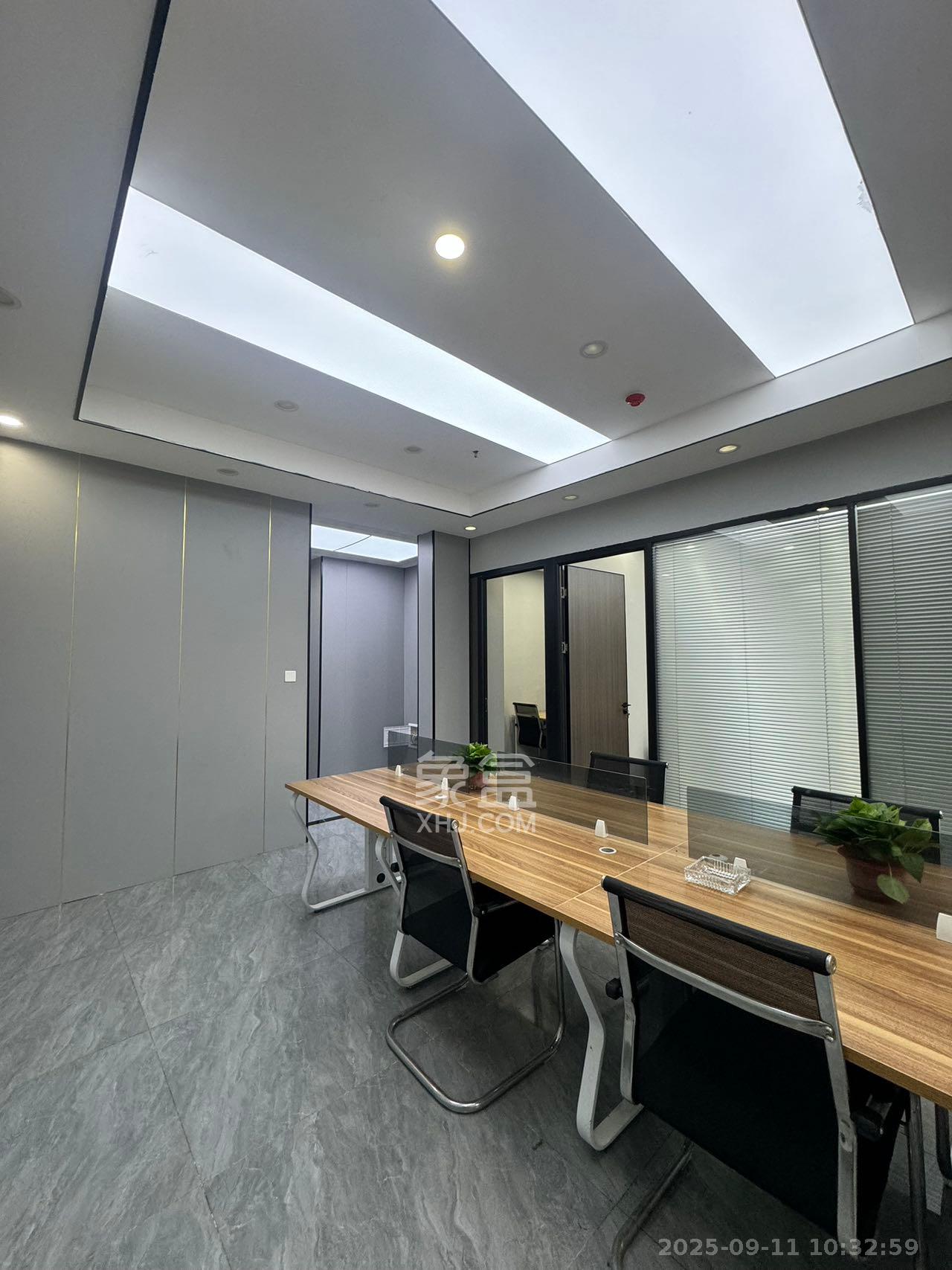 华润置地广场二期  3室2厅2卫    3500.0元/月室内图