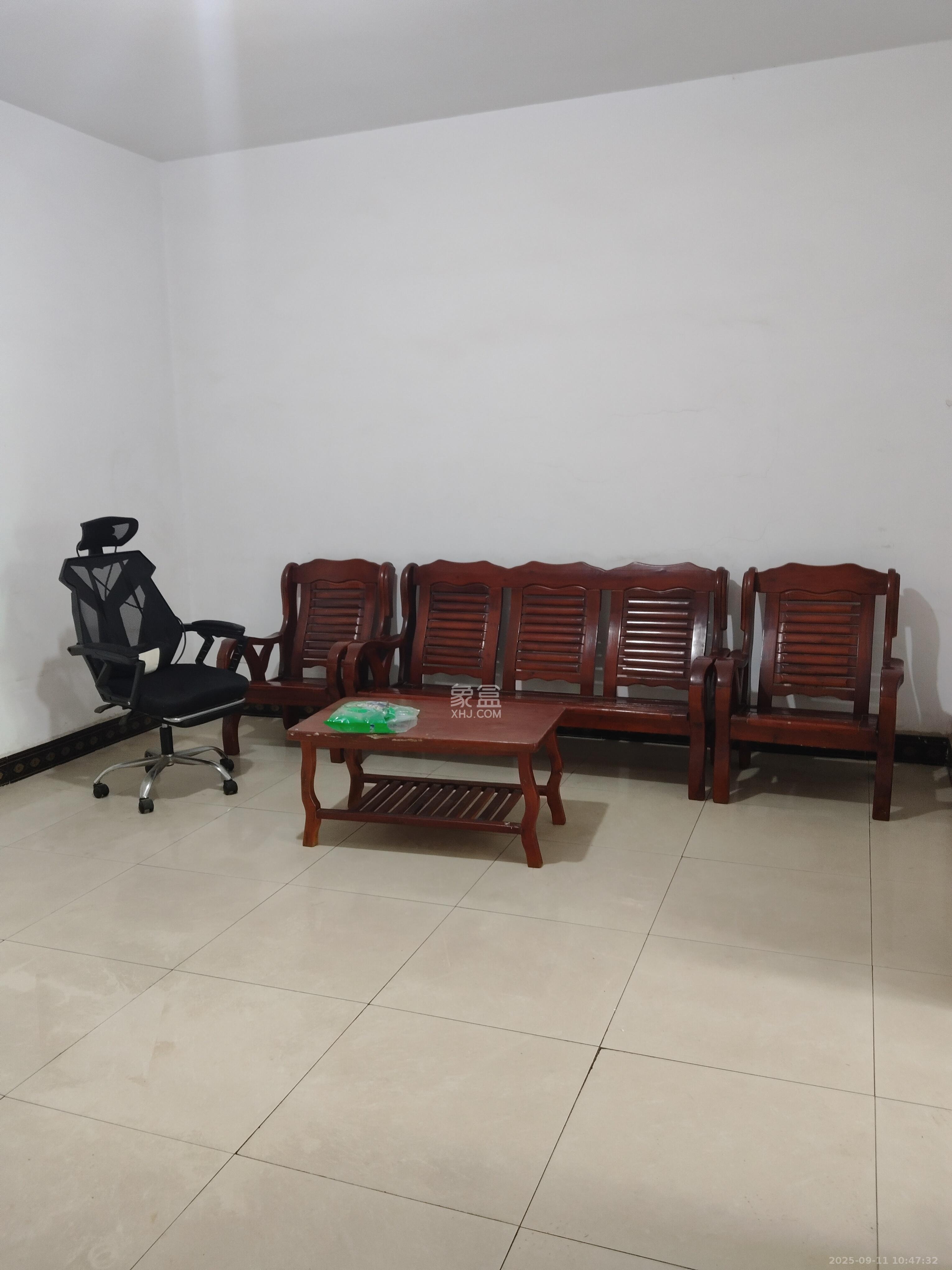 中南汽车世界 2室2厅1卫 1100.0元/月 中南汽车世界 2室2厅1卫 1100.0元/月室内图