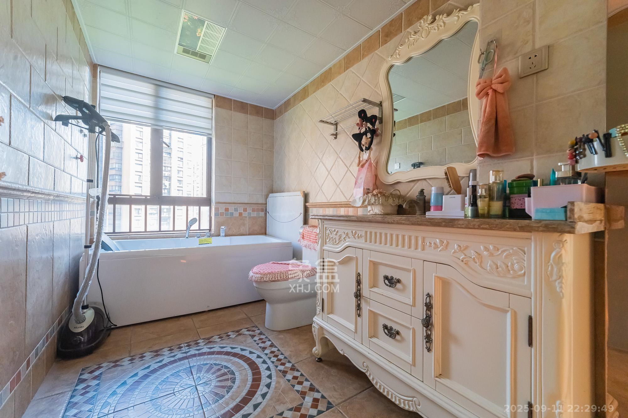 华润凤凰城三期  4室2厅2卫    149.0万卫生间