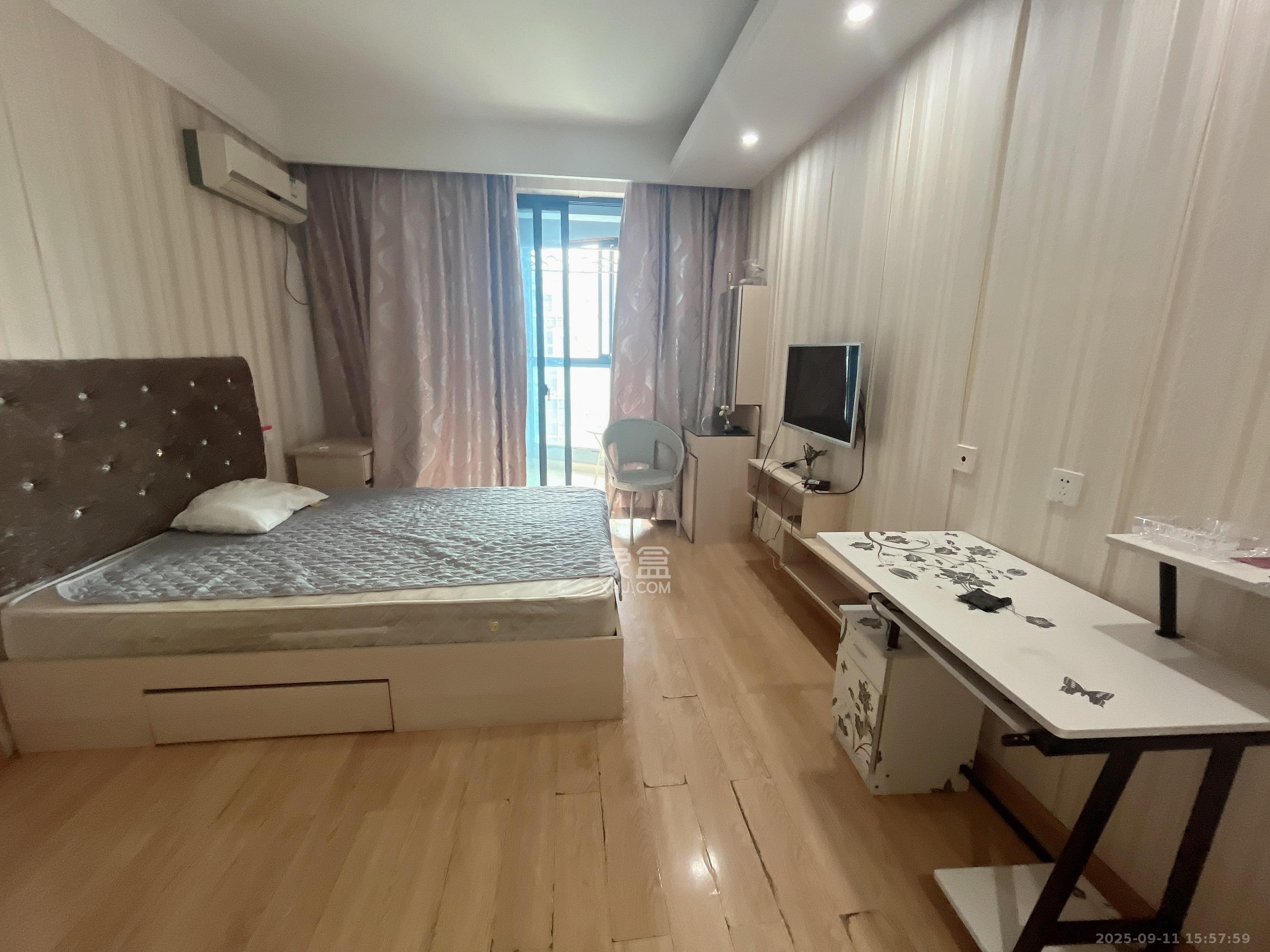 绿地中央广场 1室1厅1卫 1500.0元/月 绿地中央广场 1室1厅1卫 1500.0元/月室内图