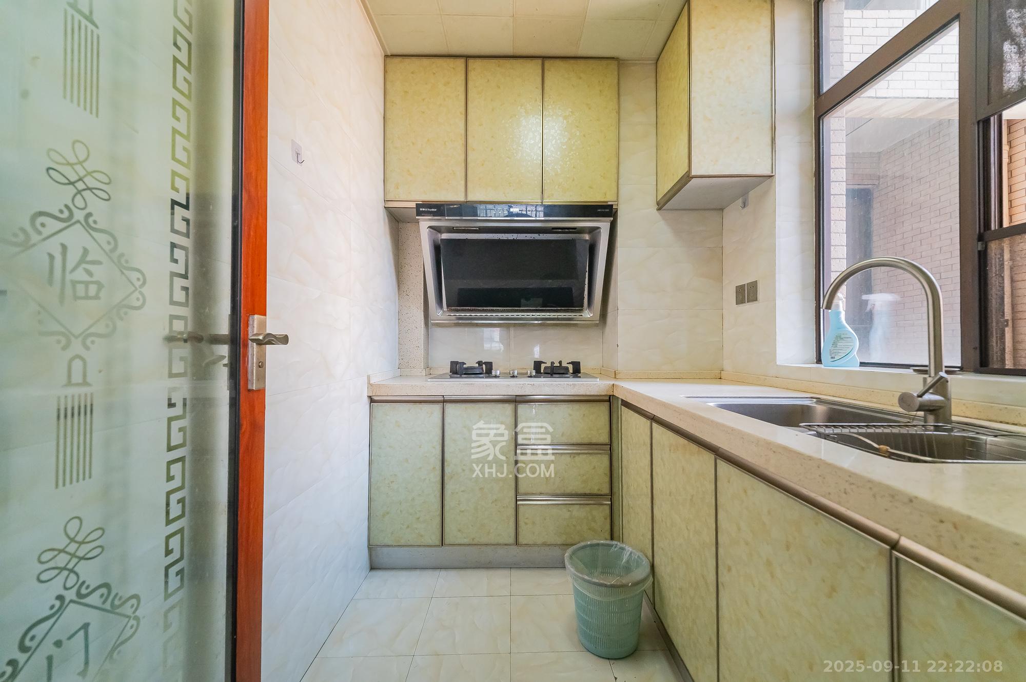 水岸世景  2室1厅1卫    62.0万厨房