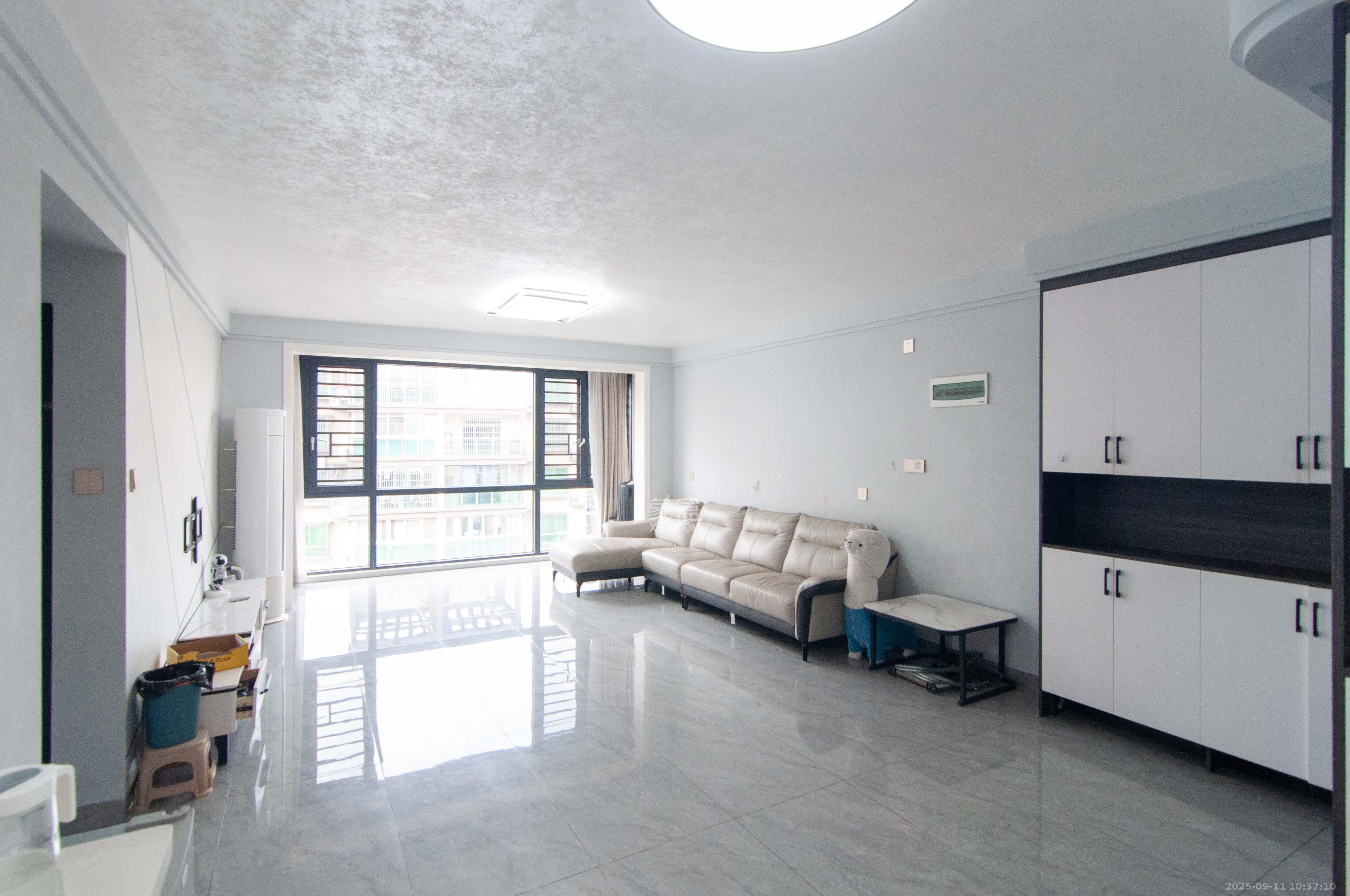 麓谷加州阳光  3室2厅2卫    100.0万 麓谷加州阳光  3室2厅2卫    100.0万客厅