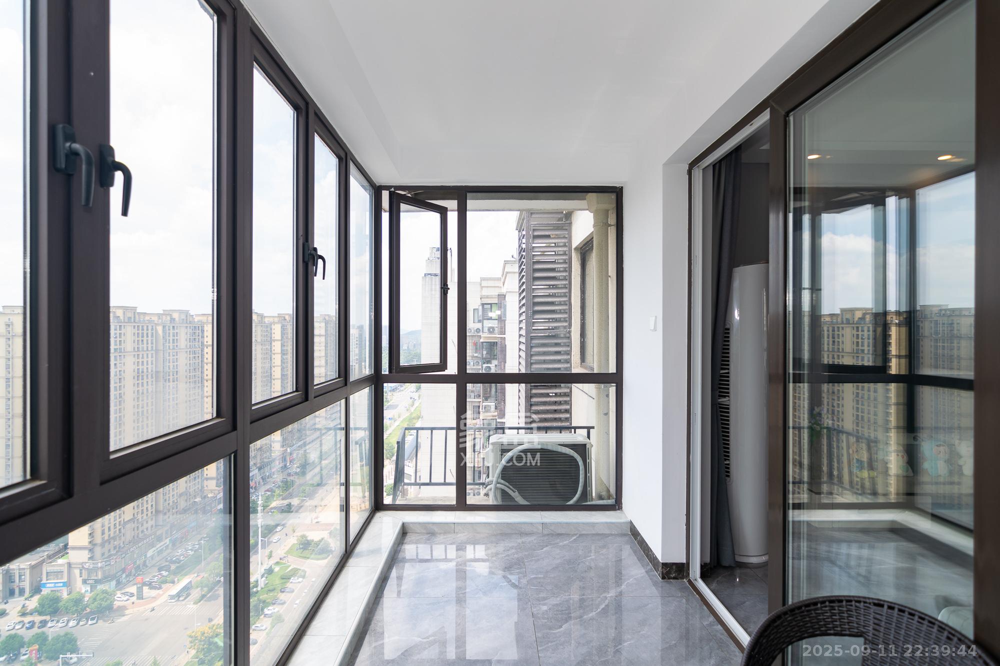 新华联梦想城  4室2厅2卫    98.0万 新华联梦想城  4室2厅2卫    98.0万阳台