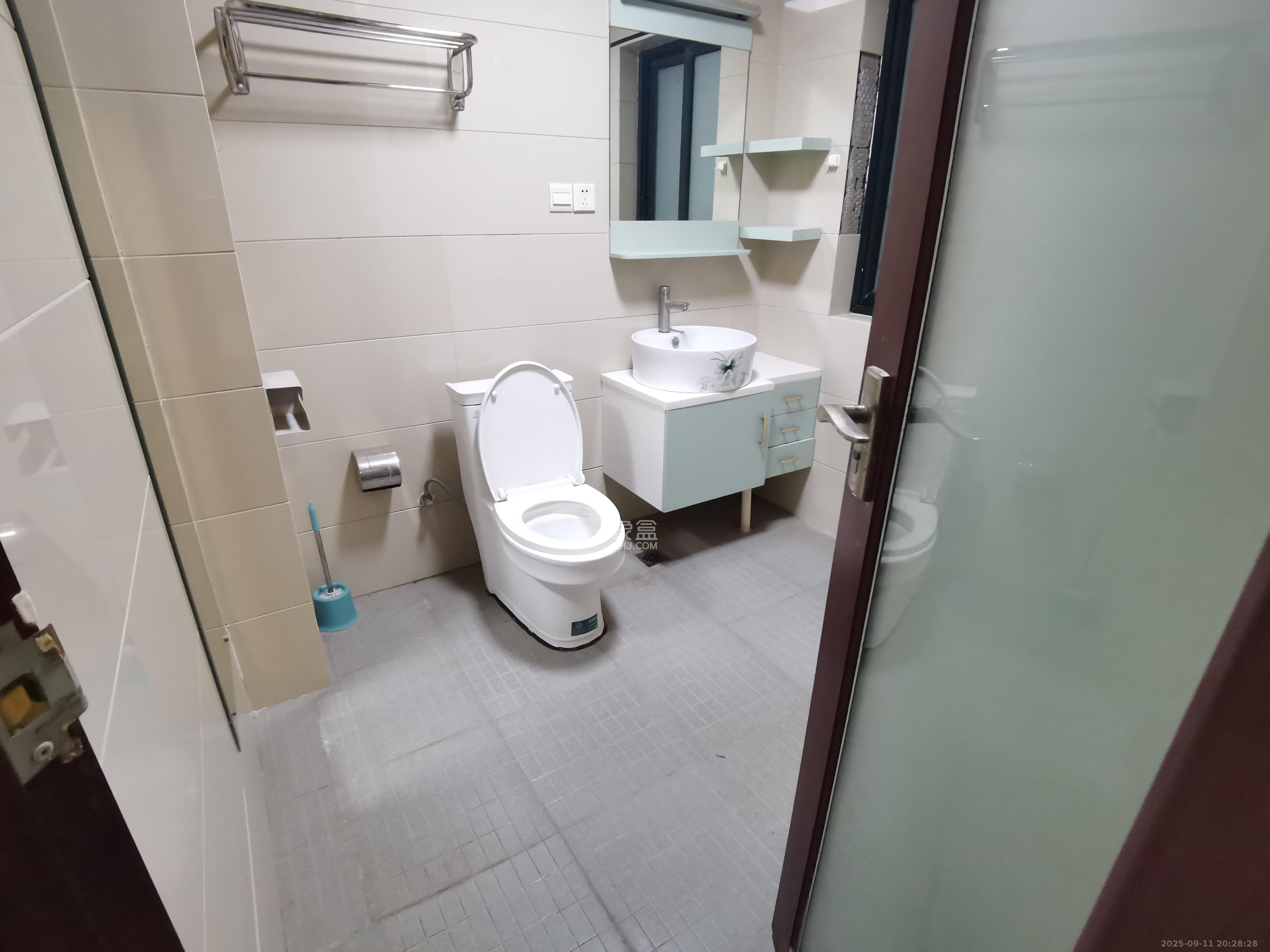 浏阳河畔家园  3室2厅1卫    2800.0元/月 浏阳河畔家园  3室2厅1卫    2800.0元/月室内图