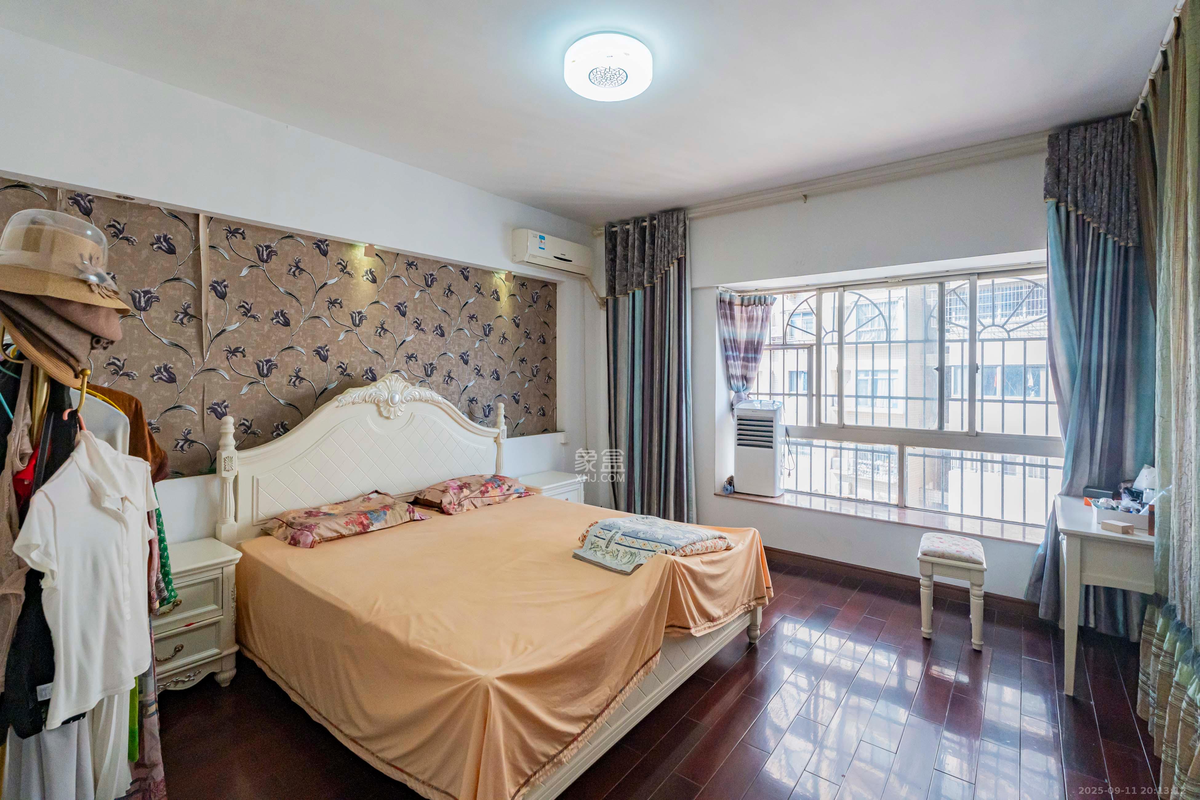 兴汉大厦 4室2厅2卫 128.0万 兴汉大厦 4室2厅2卫 128.0万卧室