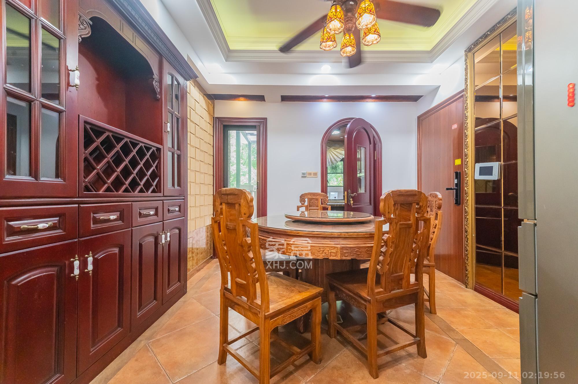 星湖湾一期洋房  1室2厅2卫    165.0万 星湖湾一期洋房  1室2厅2卫    165.0万客厅