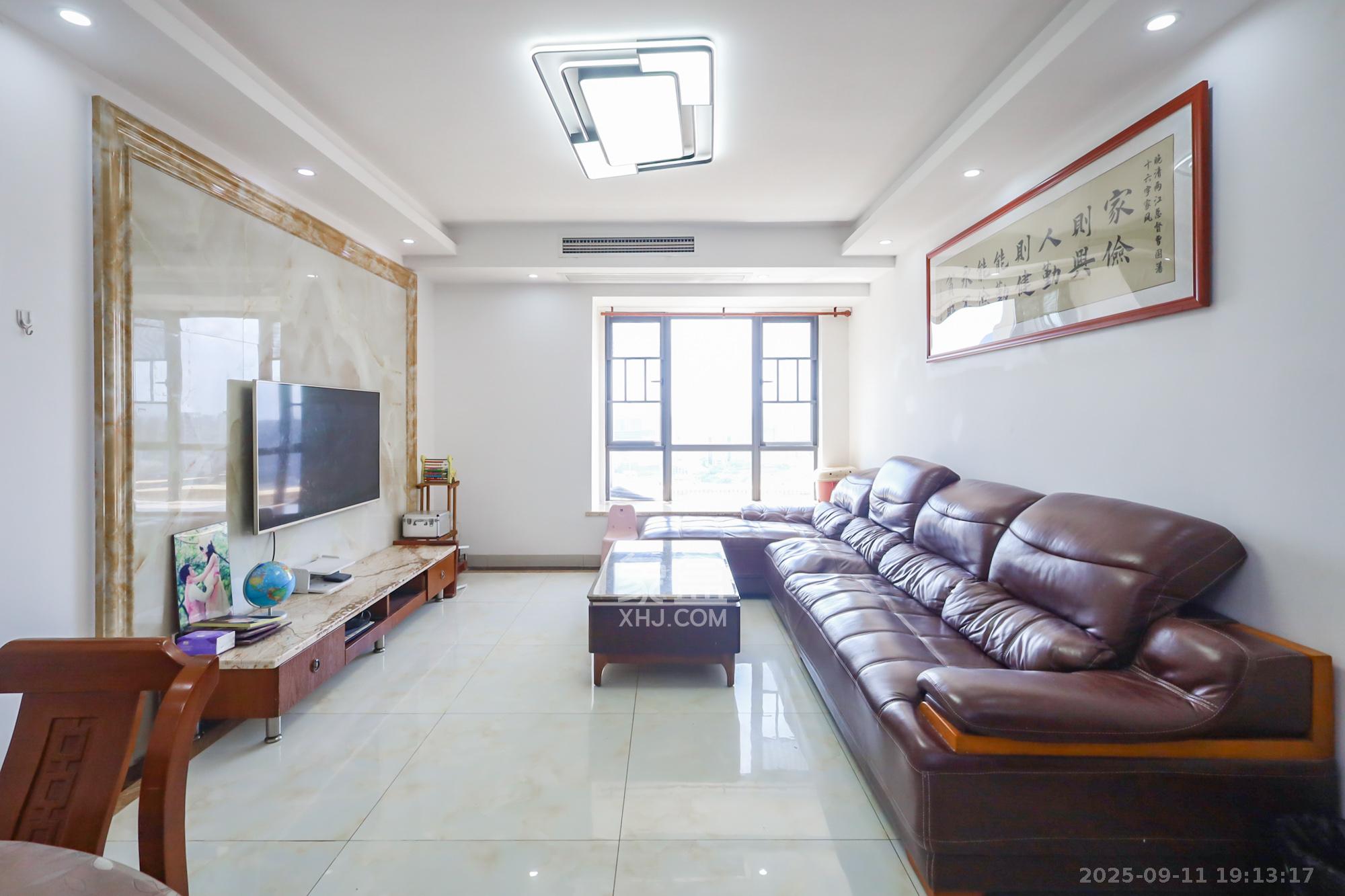 兰亭都荟(璟峰苑) 3室2厅1卫 110.0万 兰亭都荟(璟峰苑) 3室2厅1卫 110.0万客厅