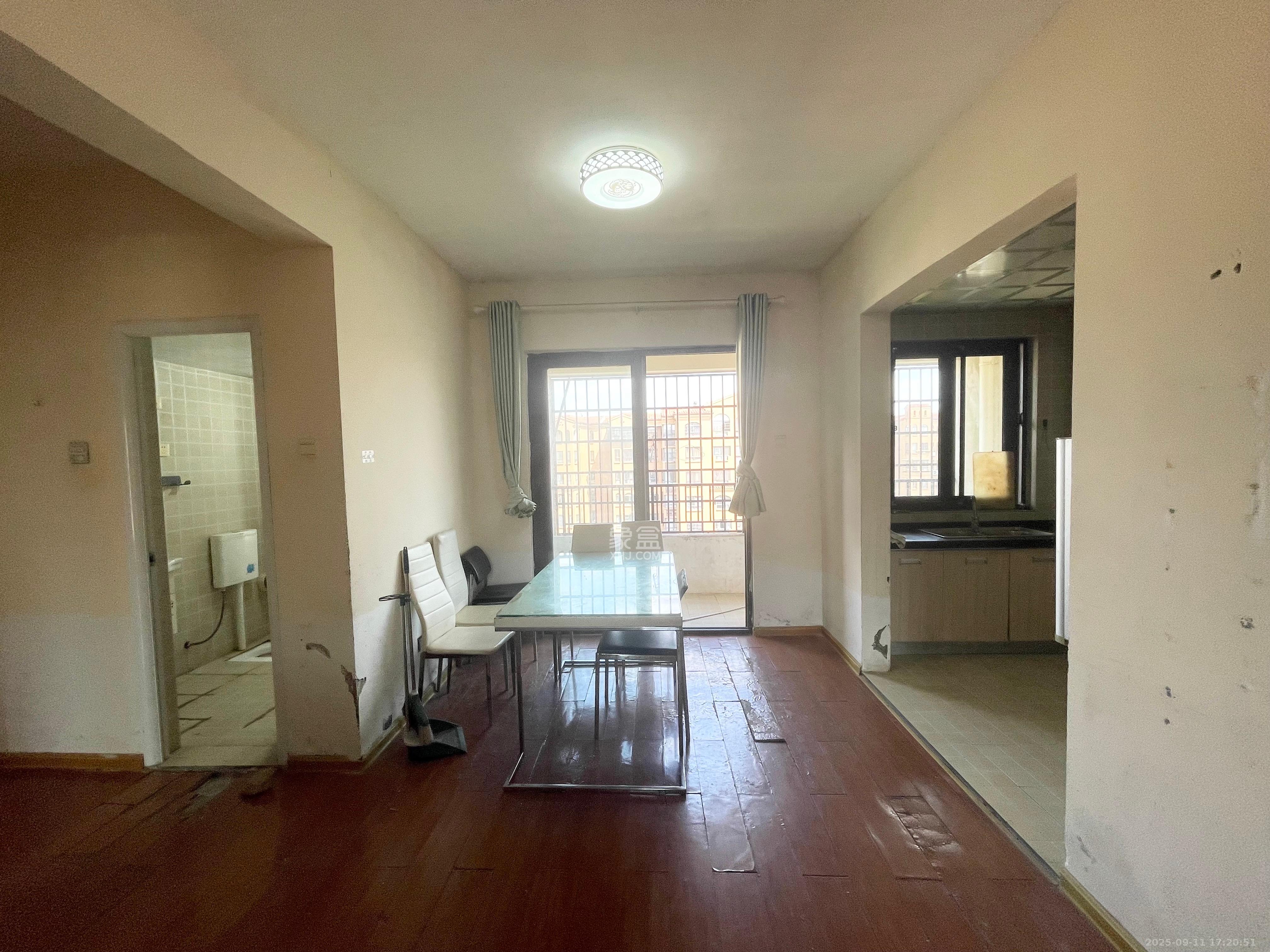 中信凯旋蓝岸（中信新城三期）  3室2厅2卫    2100.0元/月室内图