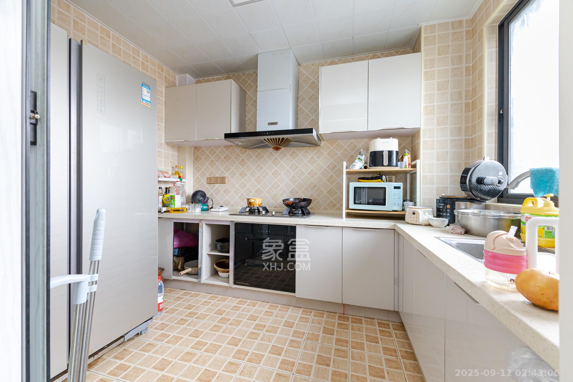 名家翡翠花园  4室2厅2卫    108.0万厨房