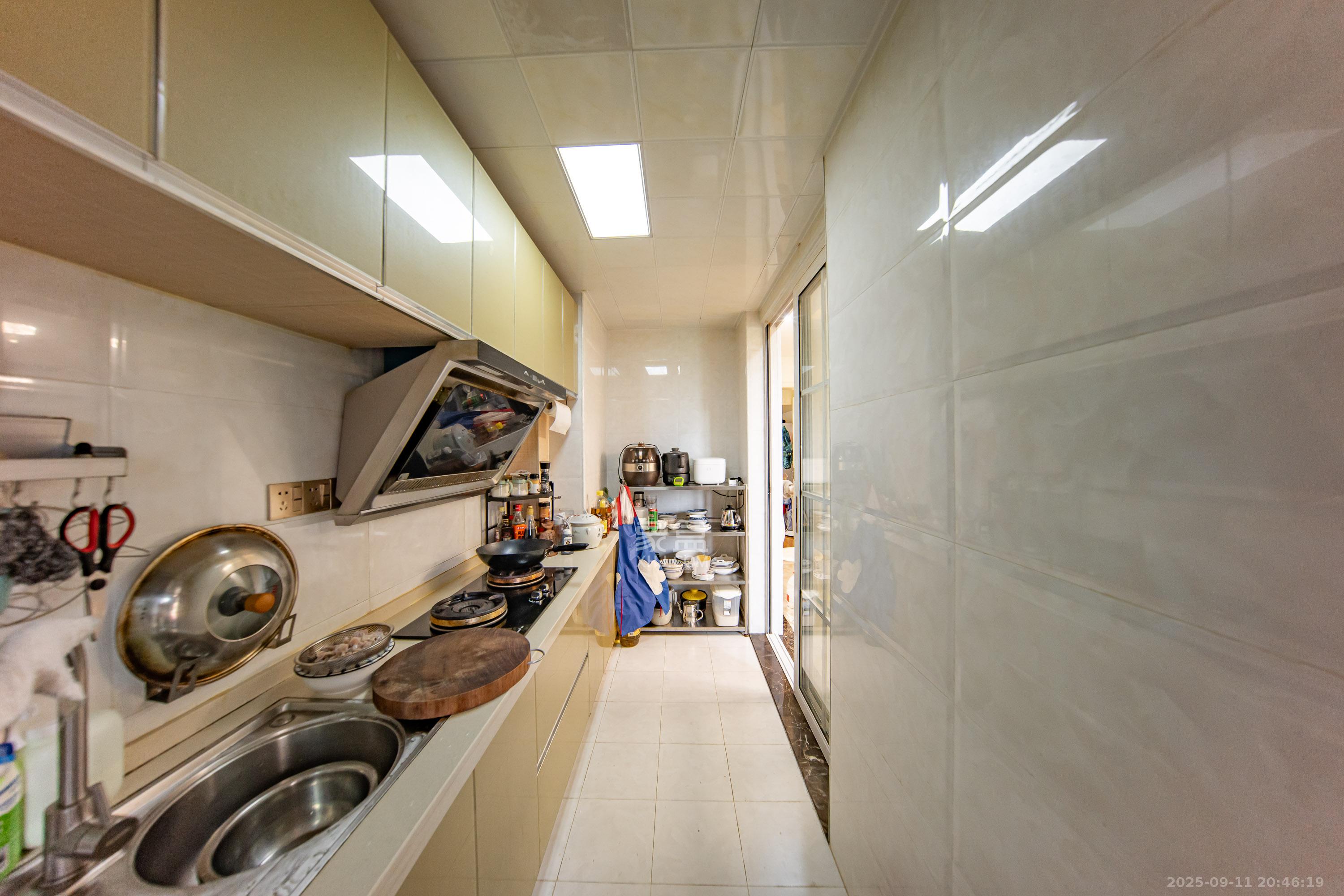 华润橡树湾  3室2厅2卫    85.0万厨房