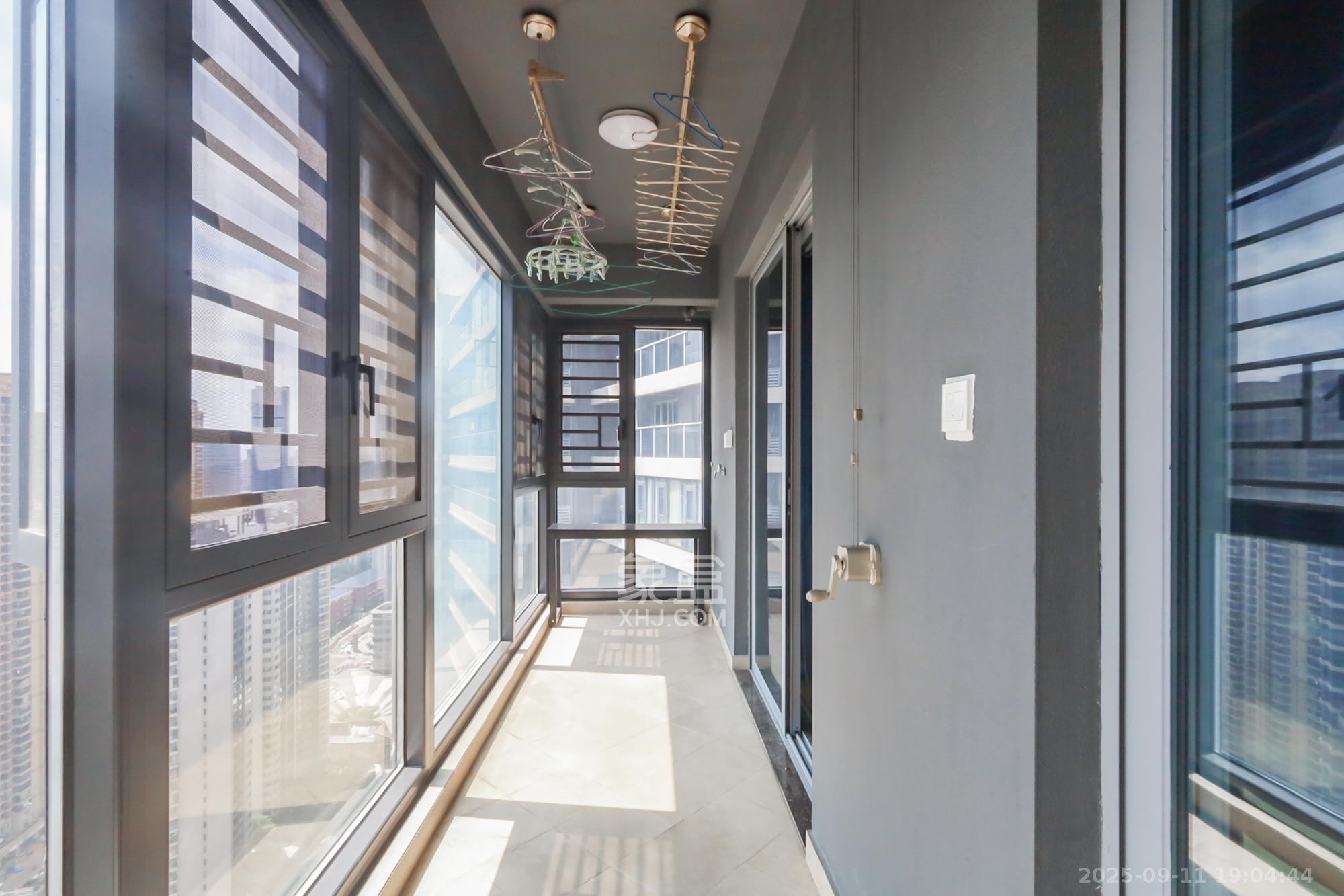 保利天禧C区 4室2厅2卫 250.0万 保利天禧C区 4室2厅2卫 250.0万阳台