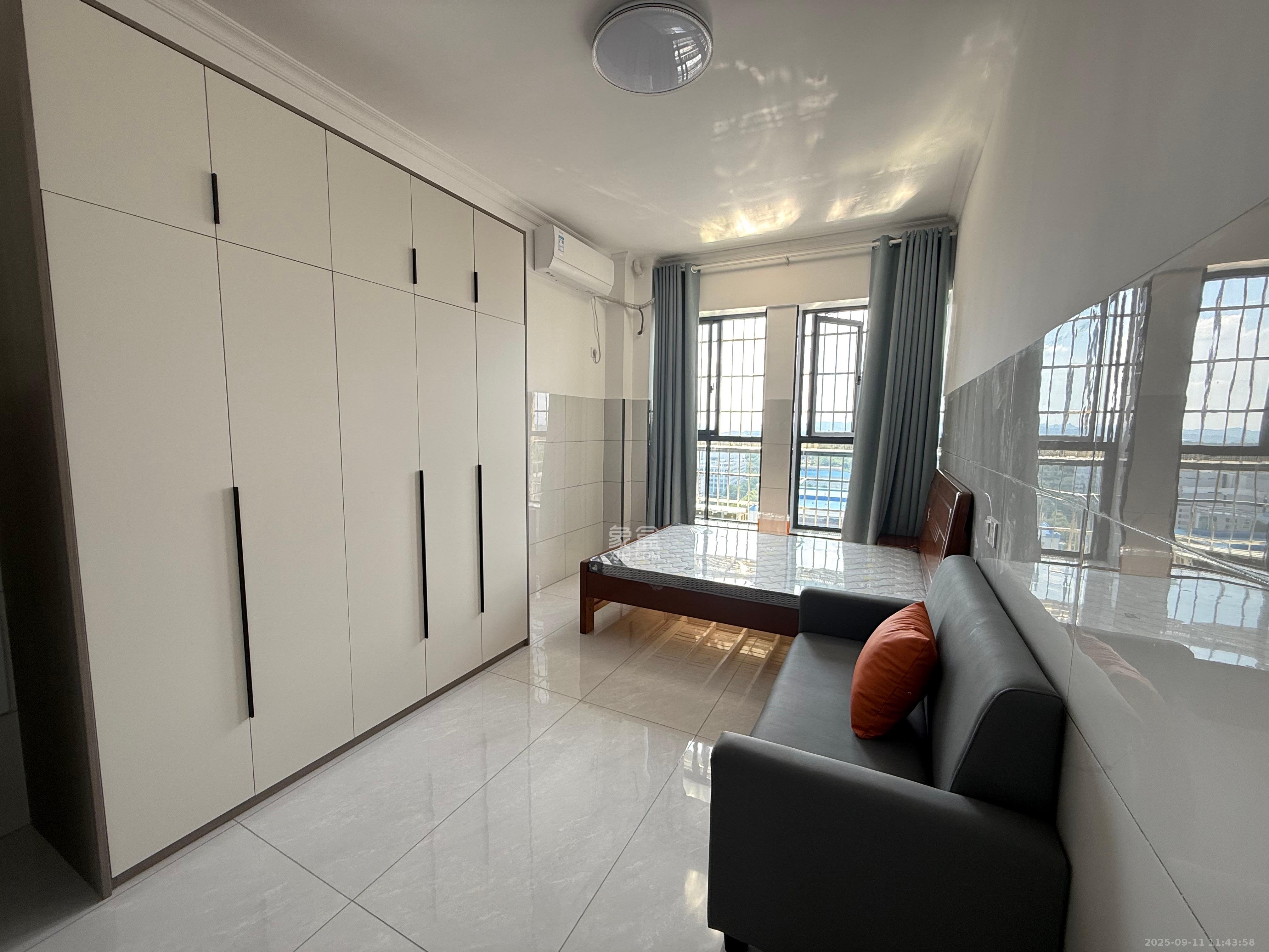 中南国际眼镜城(中伟商业中心) 1室1厅1卫 1200.0元/月 中南国际眼镜城(中伟商业中心) 1室1厅1卫 1200.0元/月室内图