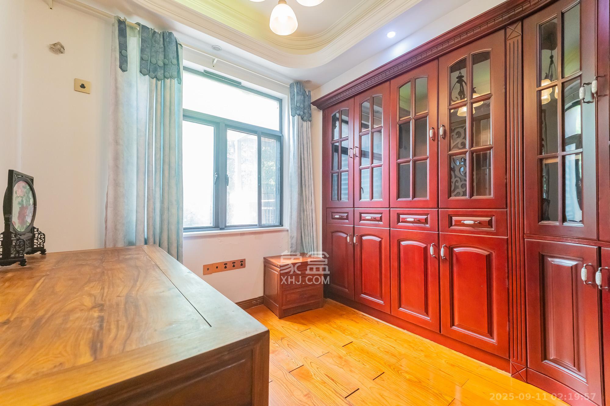 星湖湾一期洋房  1室2厅2卫    165.0万 星湖湾一期洋房  1室2厅2卫    165.0万卧室