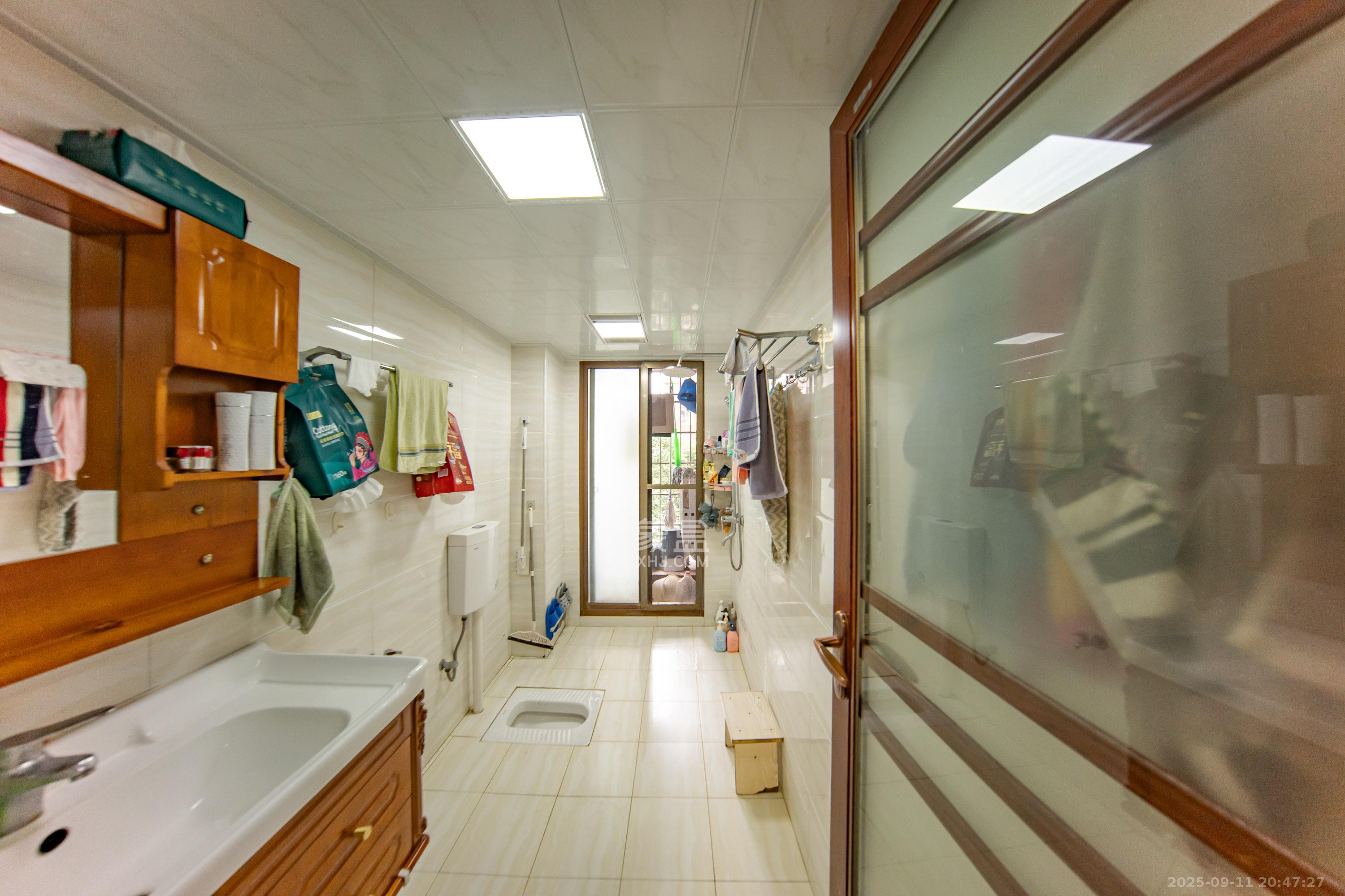 锑都家园  3室2厅2卫    67.0万卫生间