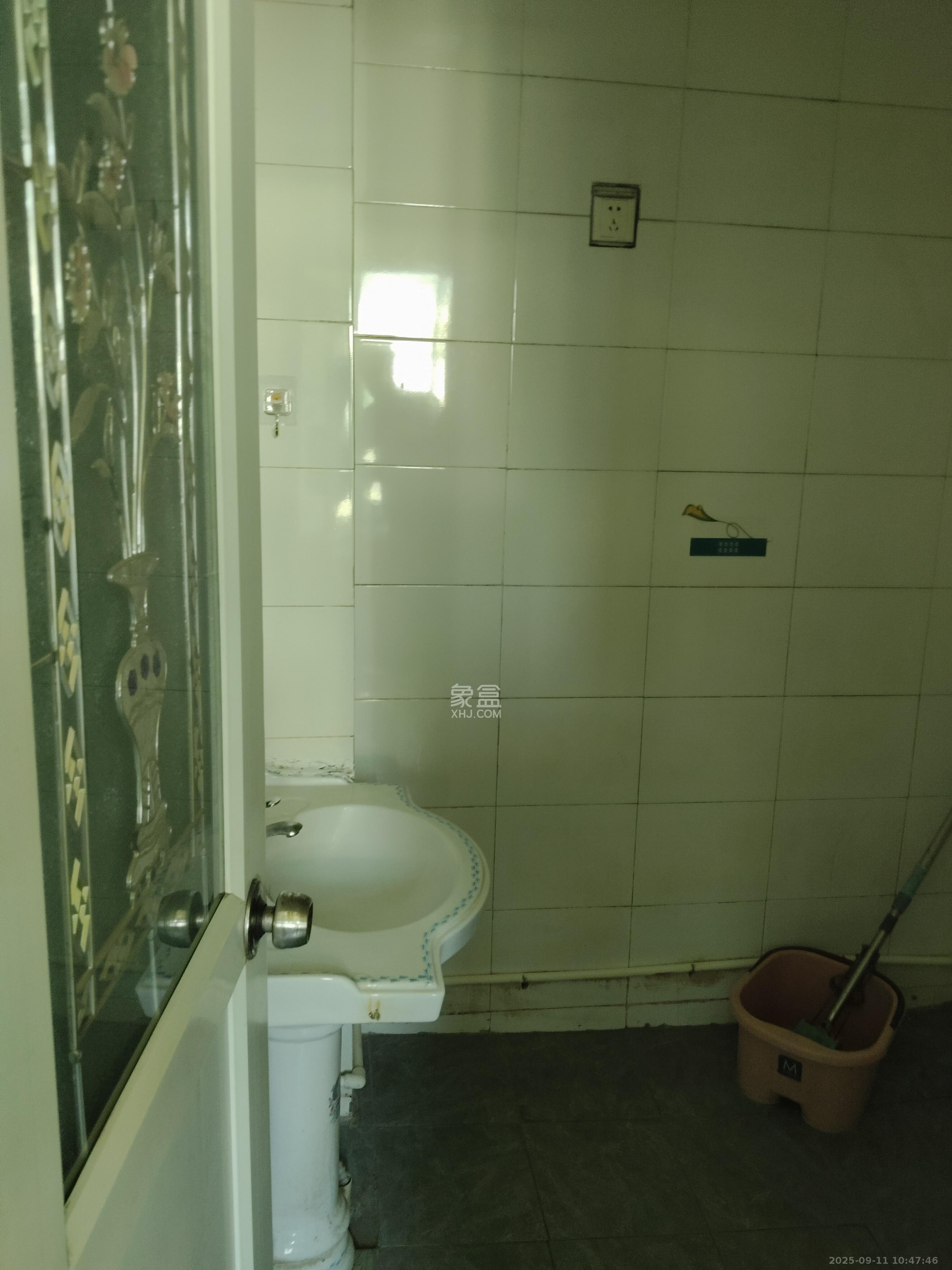 中南汽车世界  2室2厅1卫    1100.0元/月室内图