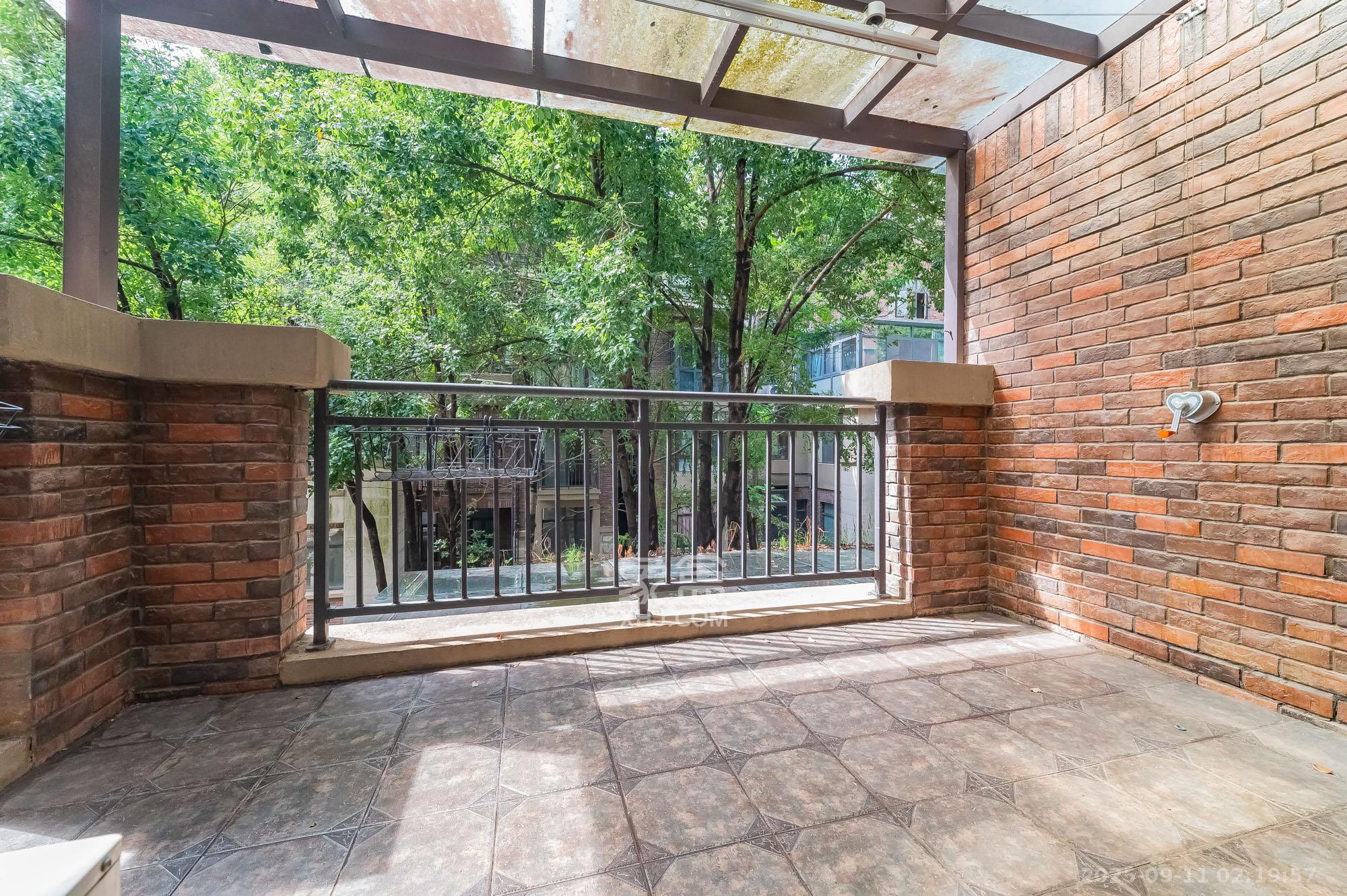 星湖湾一期洋房  1室2厅2卫    165.0万 星湖湾一期洋房  1室2厅2卫    165.0万阳台