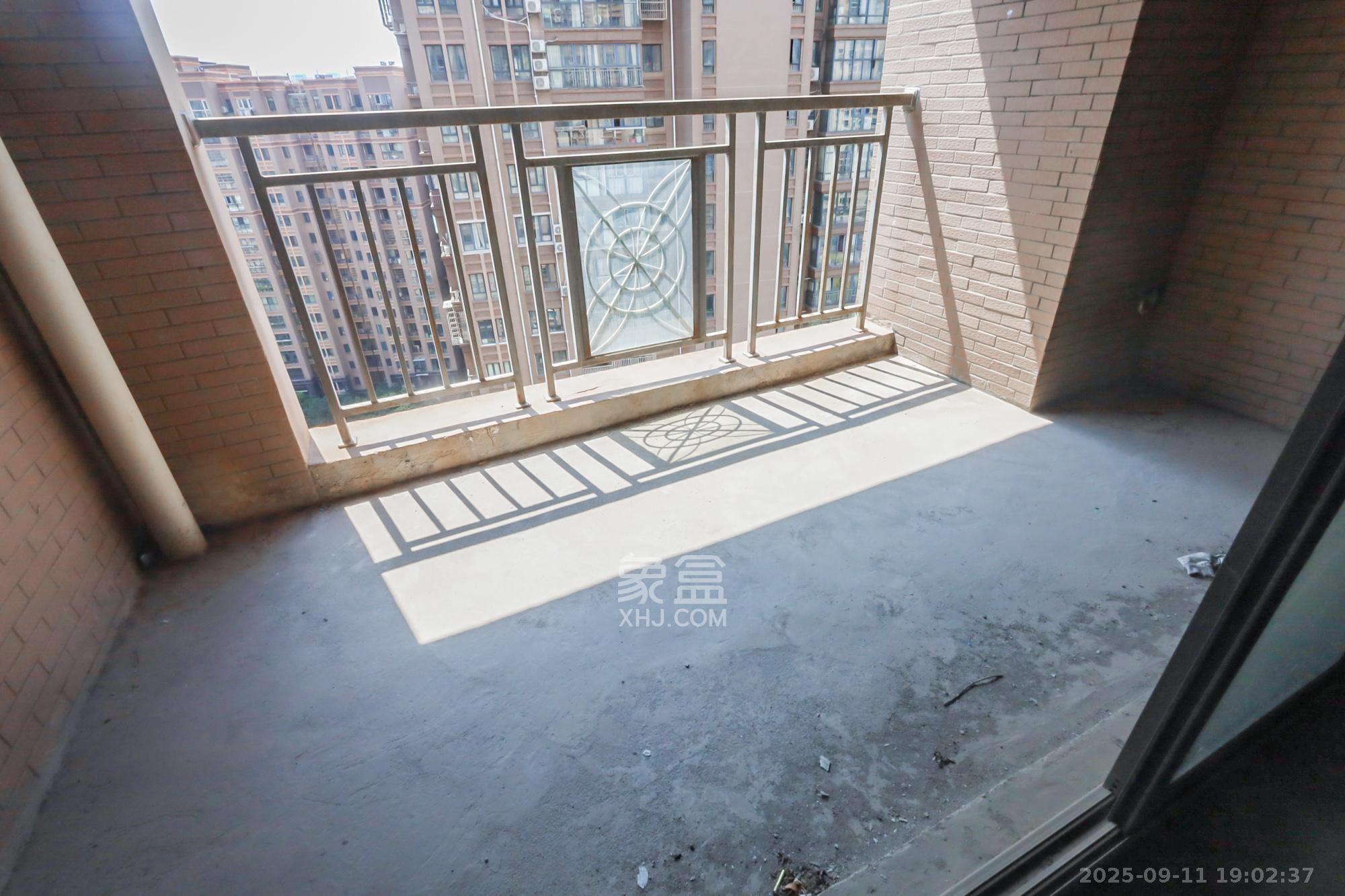 山水誉峰  4室2厅2卫    180.0万 山水誉峰  4室2厅2卫    180.0万阳台