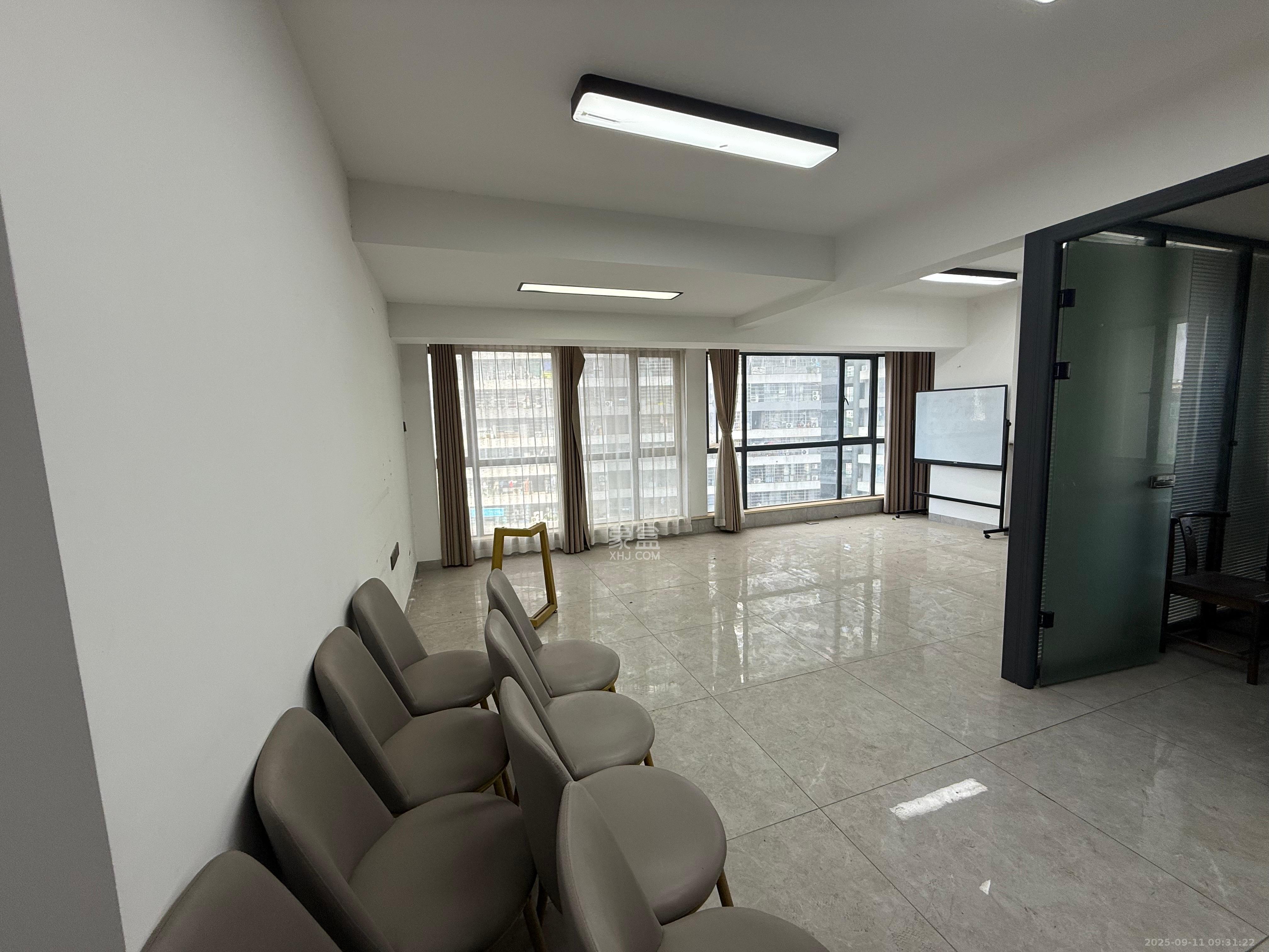 亚商国际  2室1厅1卫    2400.0元/月室内图