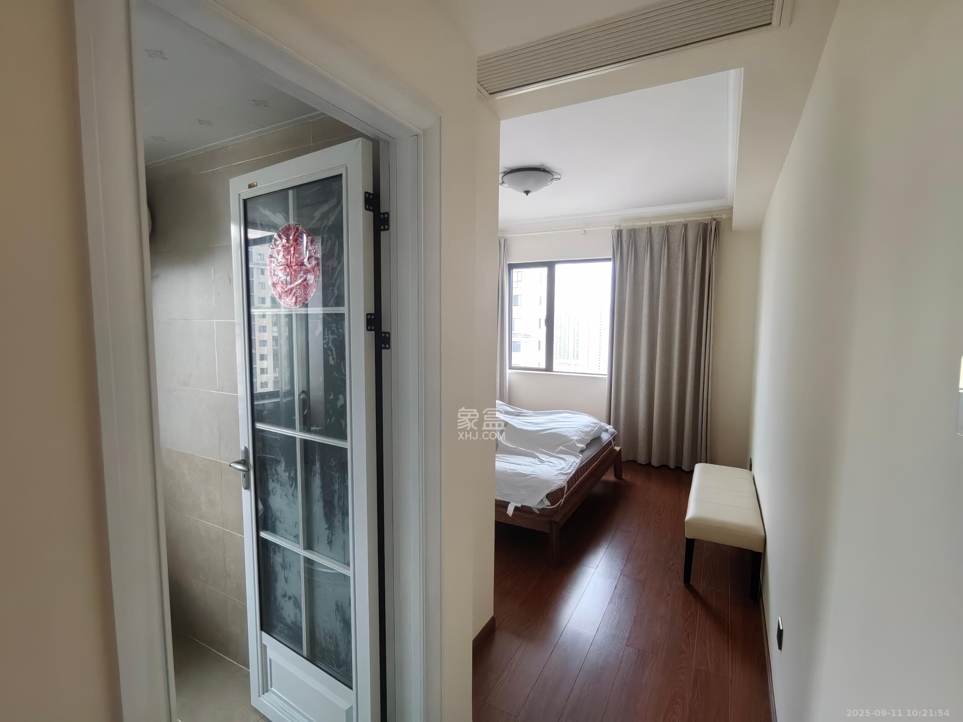 星湖湾二期高层  4室2厅2卫    3500.0元/月室内图