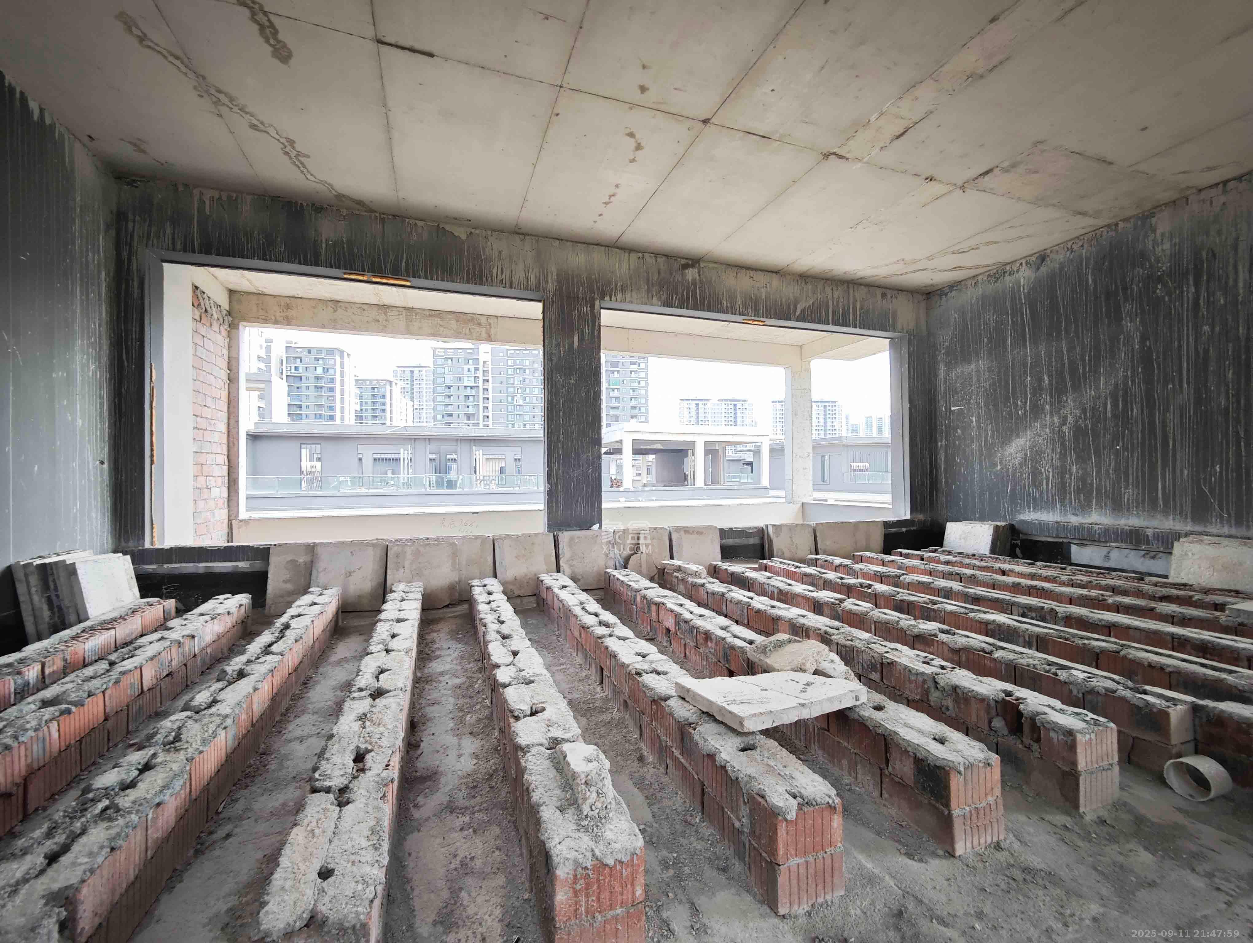 新城明昱东方 6室2厅3卫 408.0万 新城明昱东方 6室2厅3卫 408.0万客厅