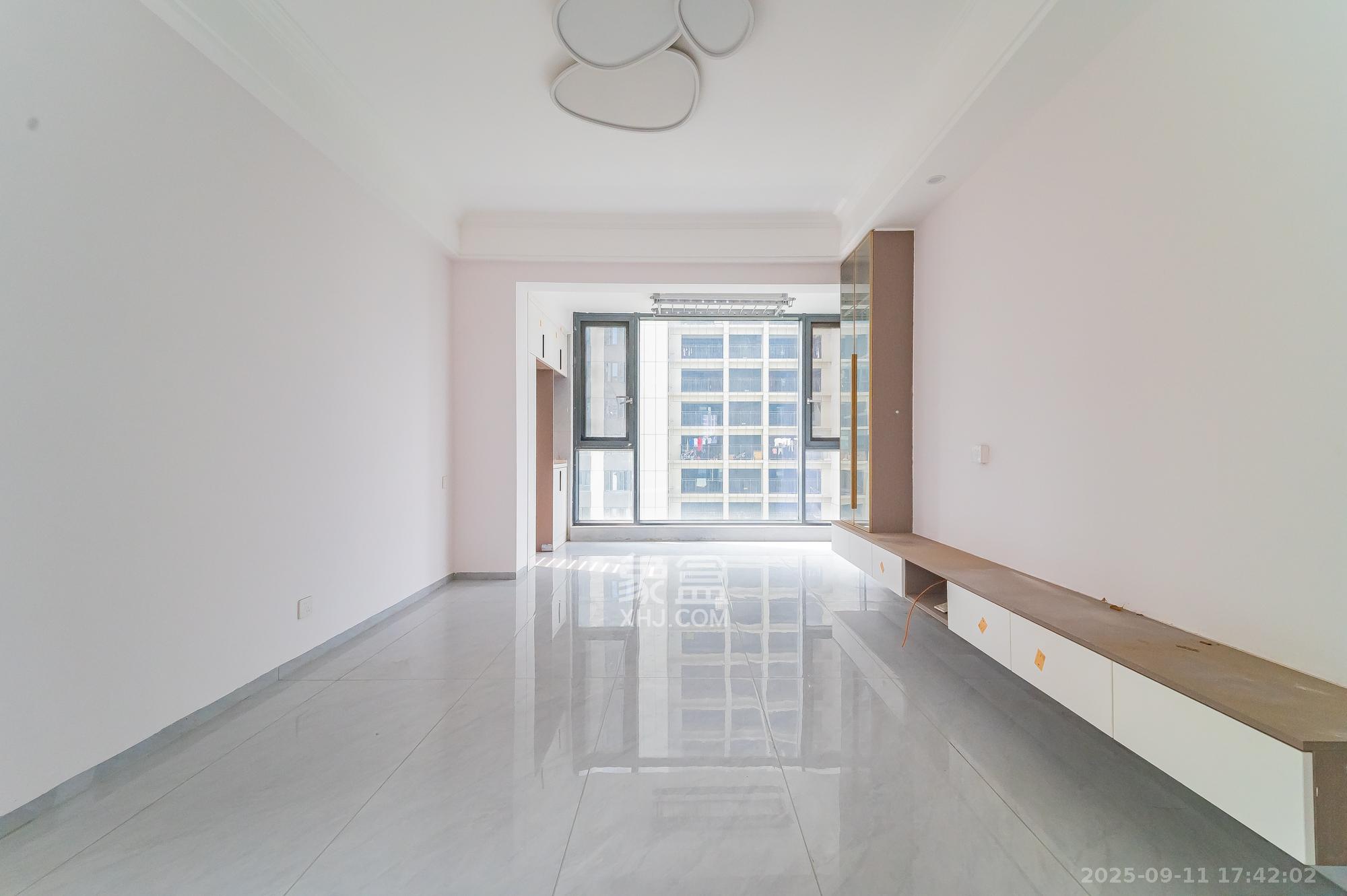 金辉优步星樾  3室2厅2卫    95.0万 金辉优步星樾  3室2厅2卫    95.0万客厅