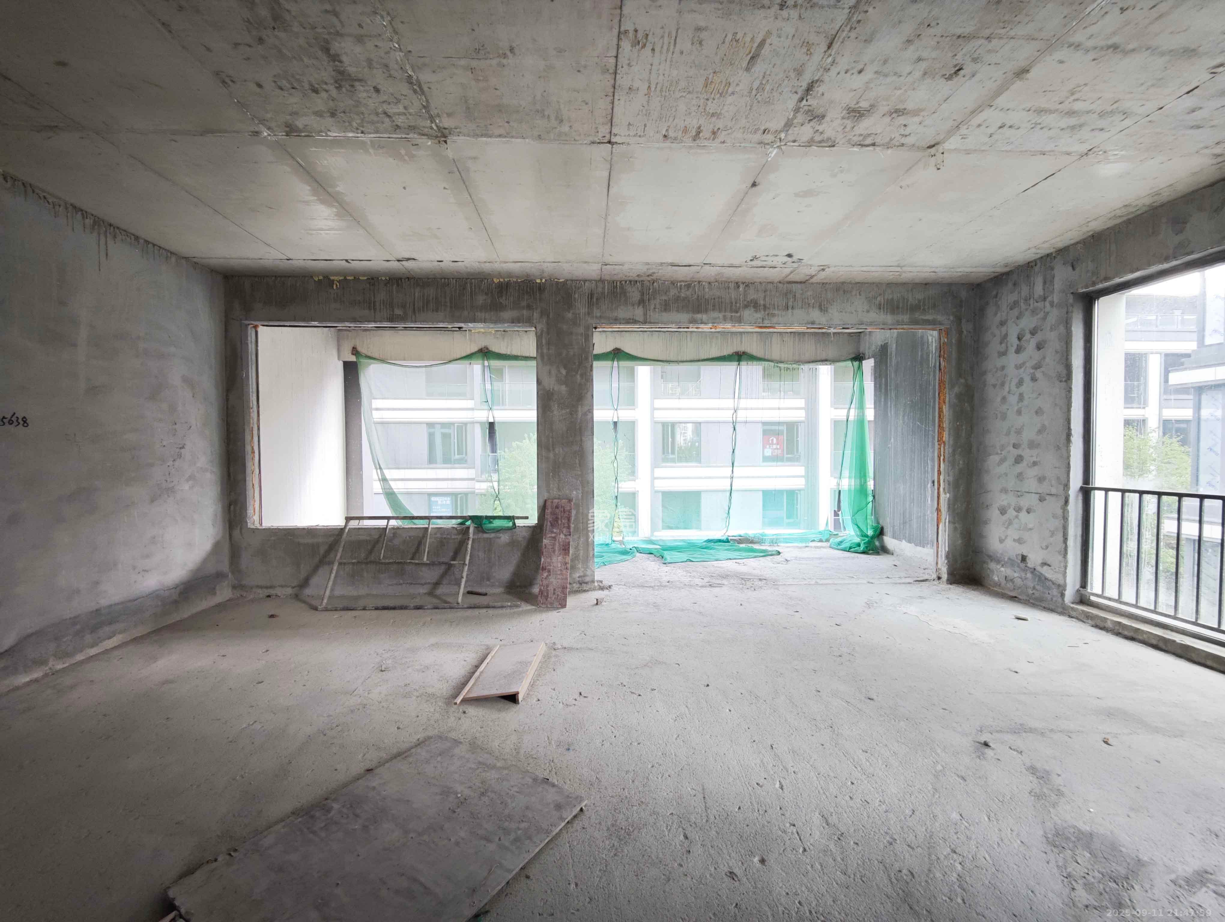 新城明昱东方 6室2厅3卫 408.0万 新城明昱东方 6室2厅3卫 408.0万客厅