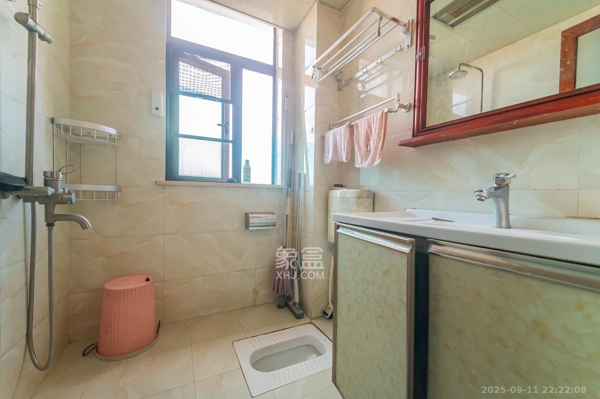 水岸世景  2室1厅1卫    62.0万卫生间