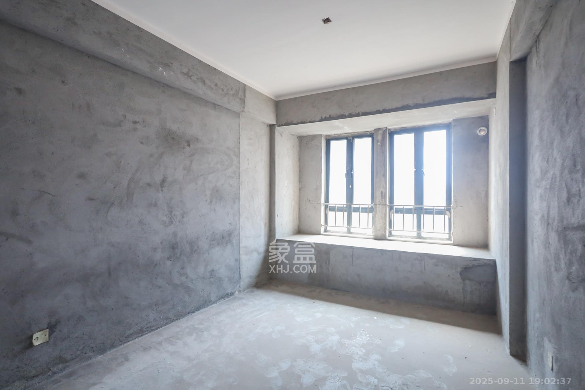 山水誉峰  4室2厅2卫    180.0万卧室