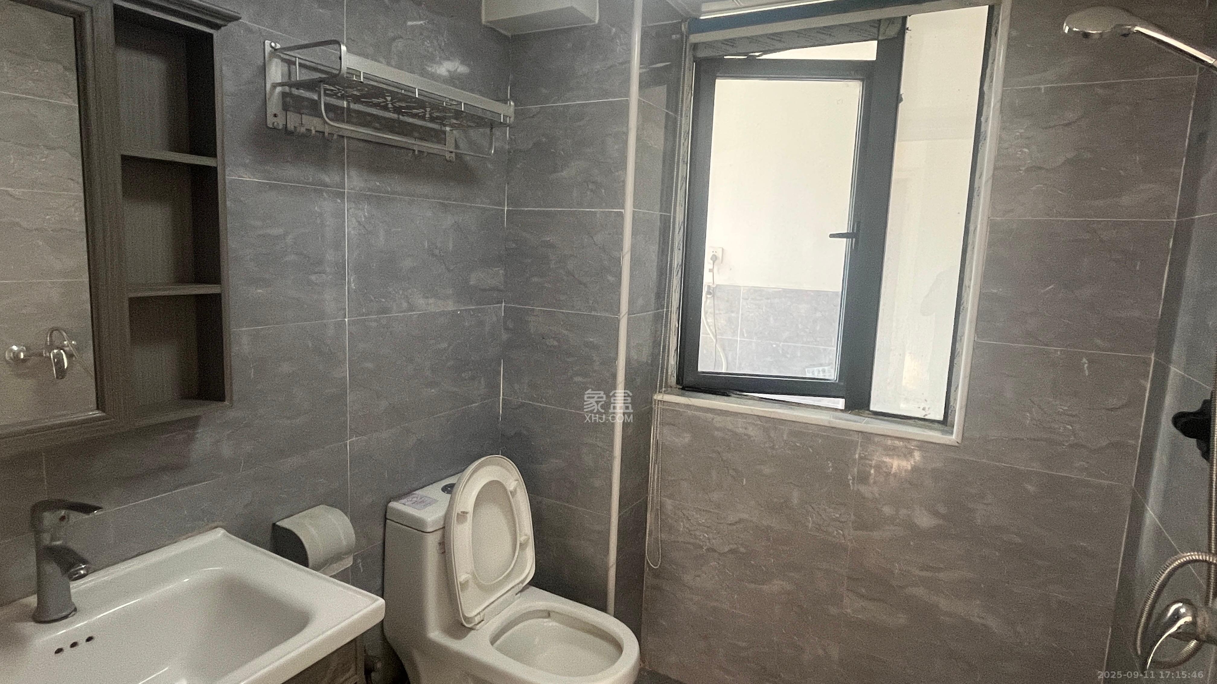 恒泰广场  3室2厅1卫    2400.0元/月 恒泰广场  3室2厅1卫    2400.0元/月室内图