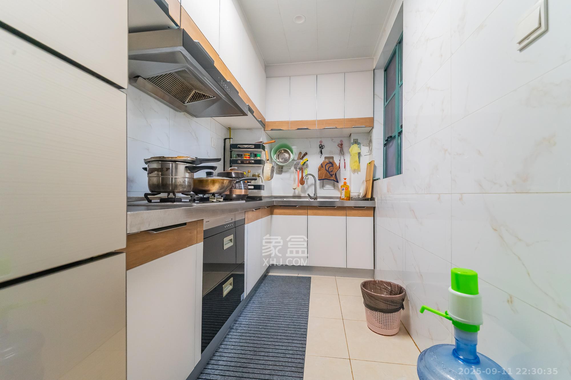 恒大翡翠华庭 3室2厅2卫 98.0万 恒大翡翠华庭 3室2厅2卫 98.0万厨房