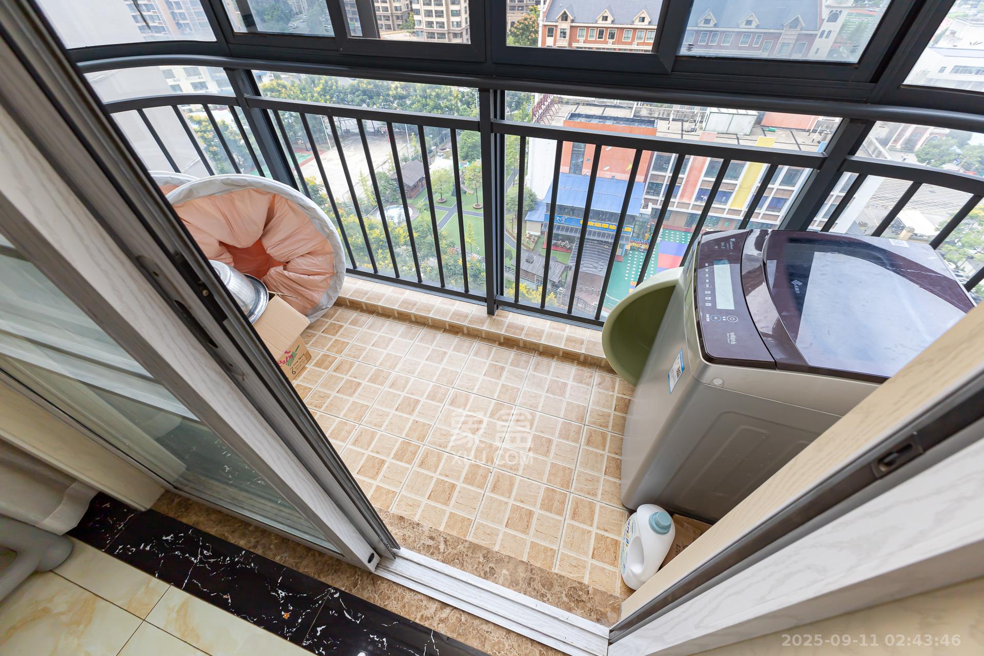 名家翡翠花园  4室2厅2卫    108.0万阳台