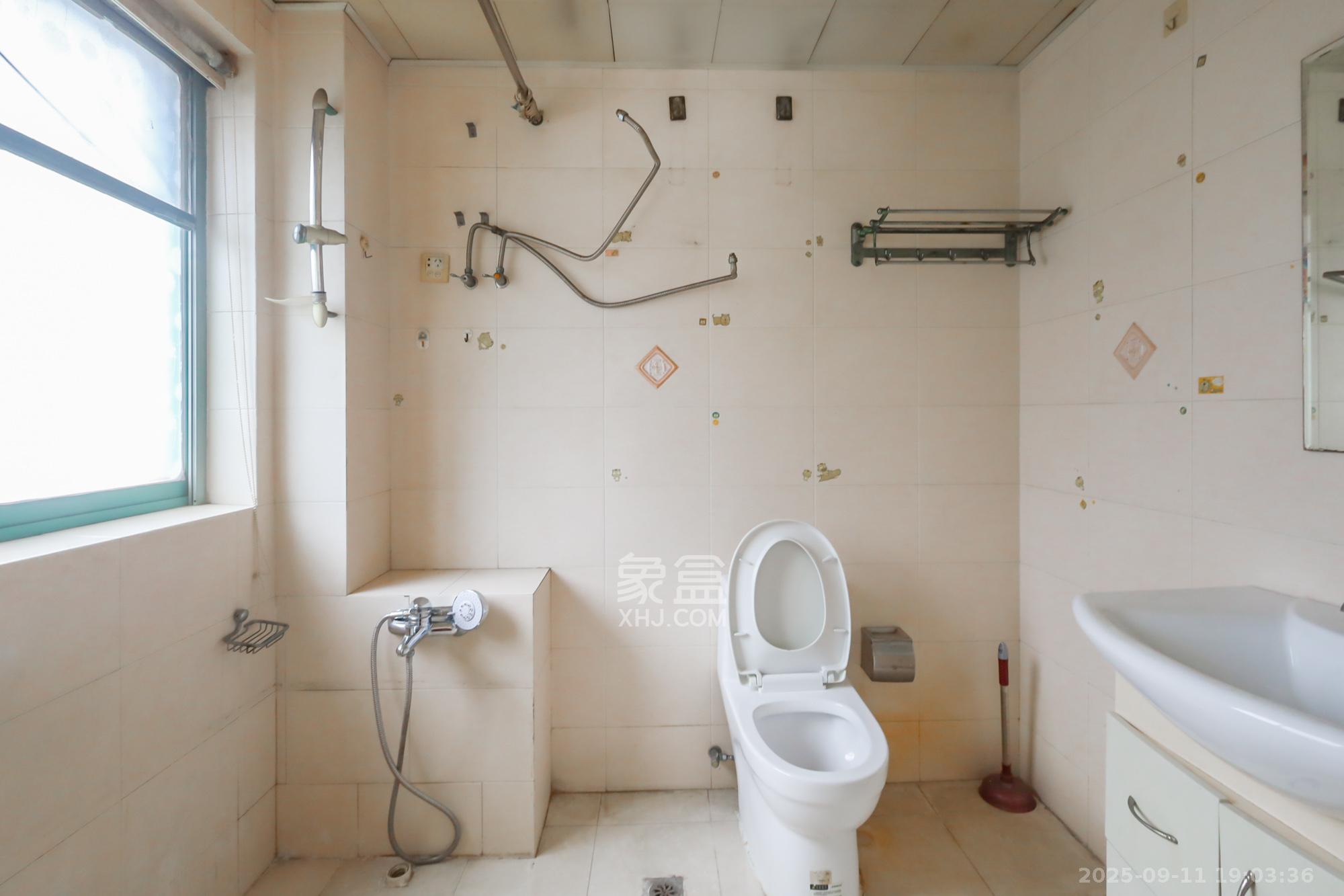 景秀江山 3室2厅2卫 129.0万 景秀江山 3室2厅2卫 129.0万卫生间