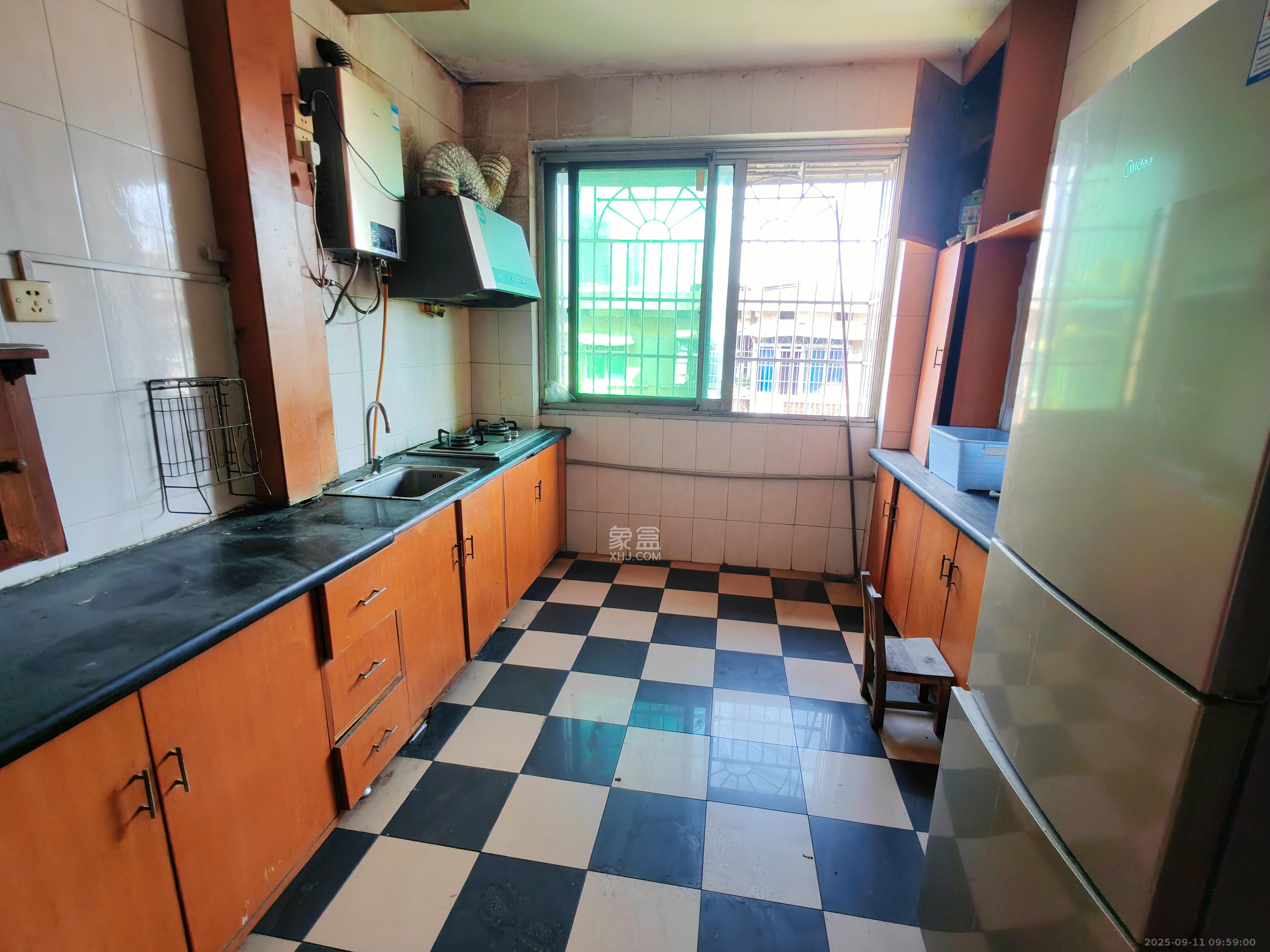 紫荆花园  3室2厅2卫    1800.0元/月室内图