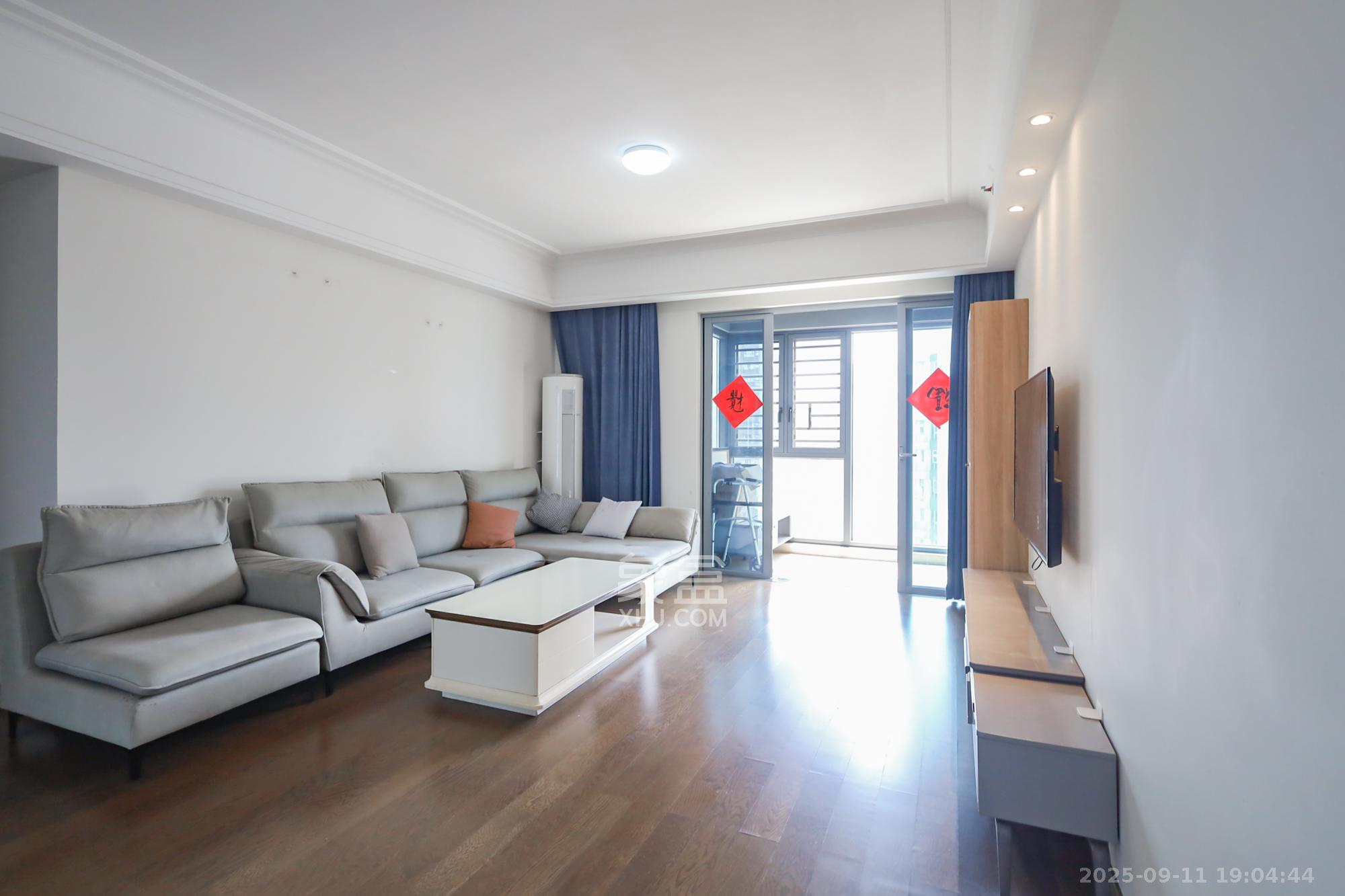 保利天禧C区 4室2厅2卫 250.0万 保利天禧C区 4室2厅2卫 250.0万客厅