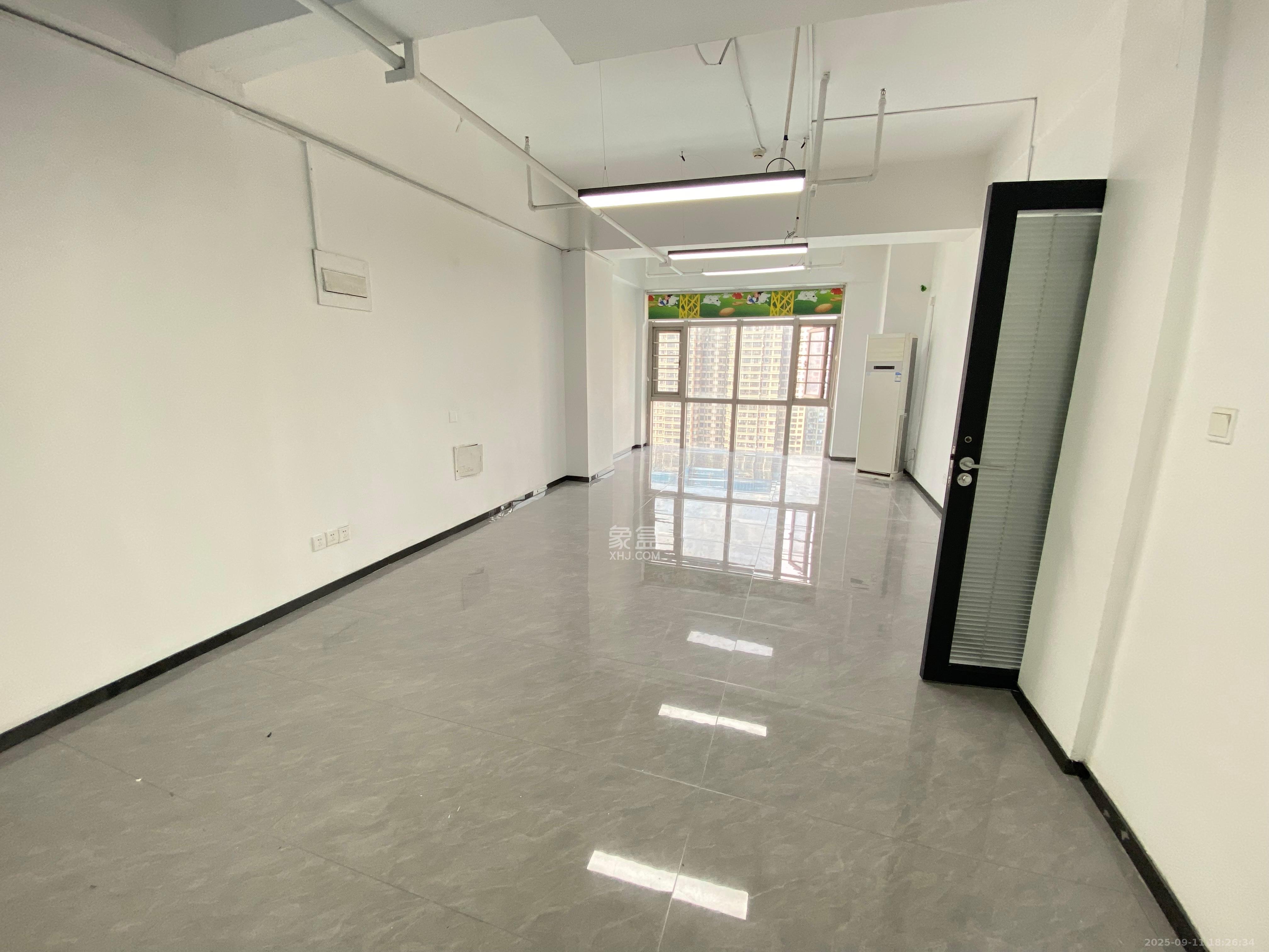 奥克斯广场  1室1厅1卫    8500.0元/月室内图