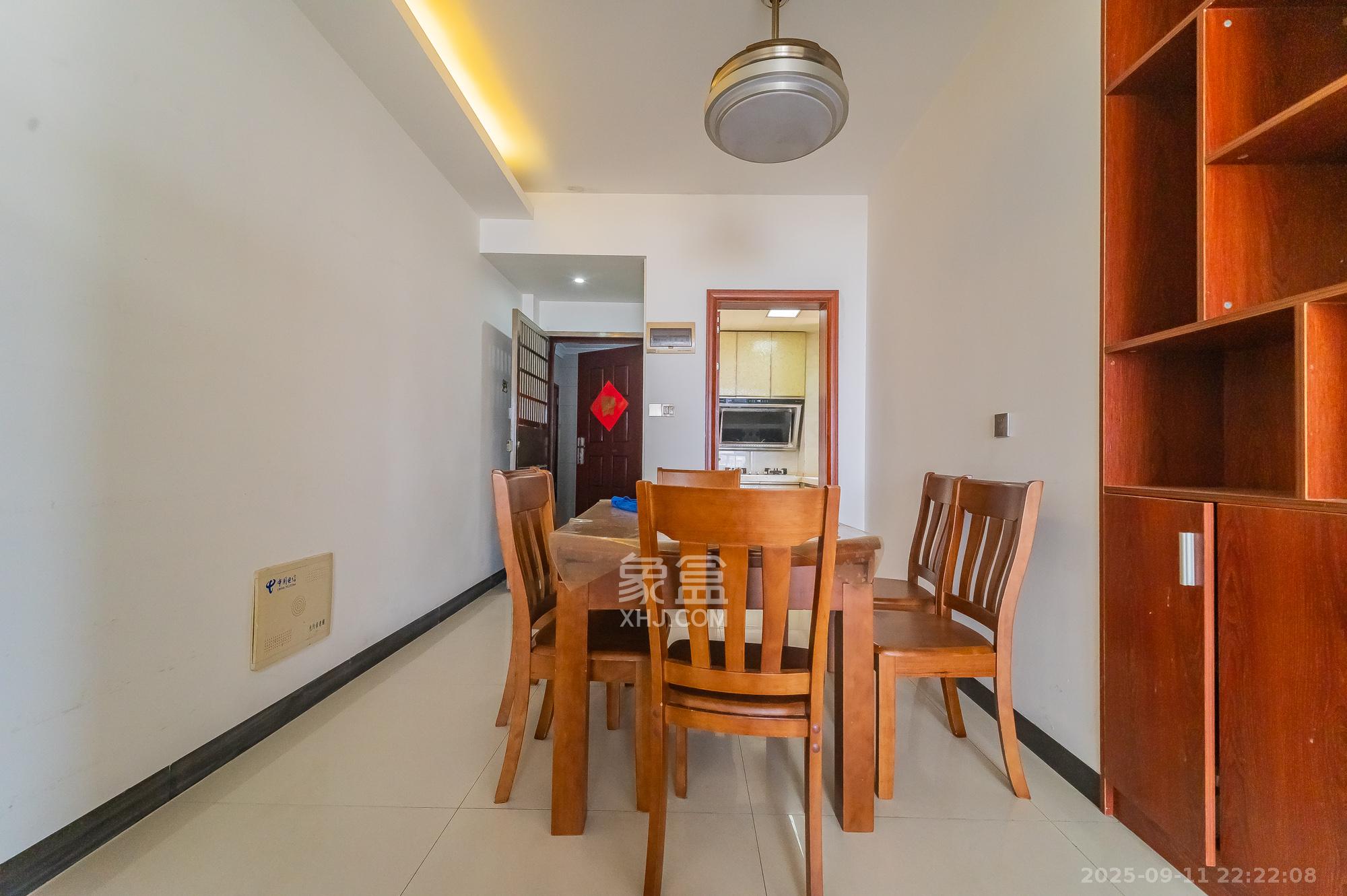 水岸世景  2室1厅1卫    62.0万客厅