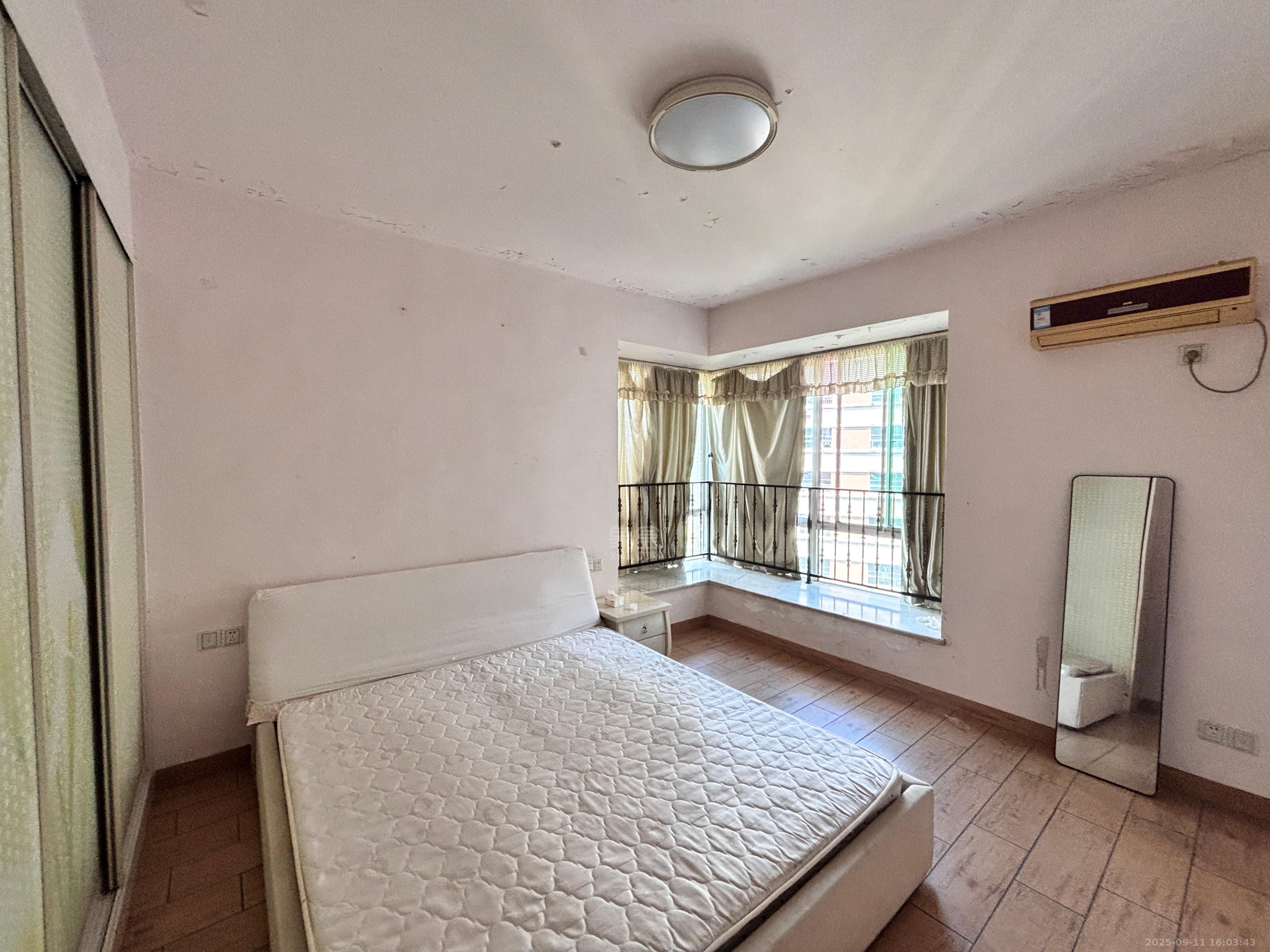 四季花园  3室2厅2卫    2000.0元/月室内图