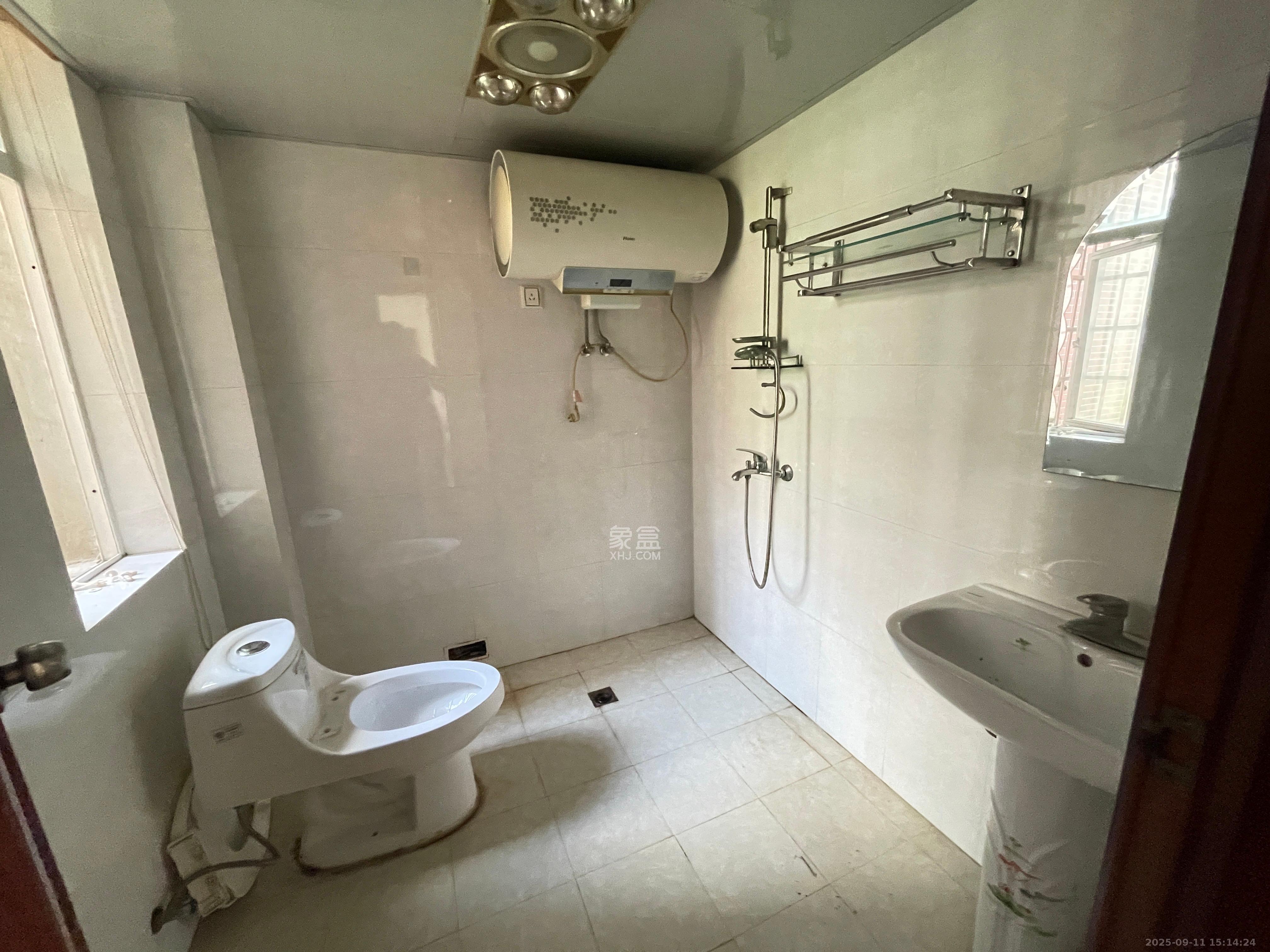 山水英伦  3室2厅2卫    1800.0元/月室内图