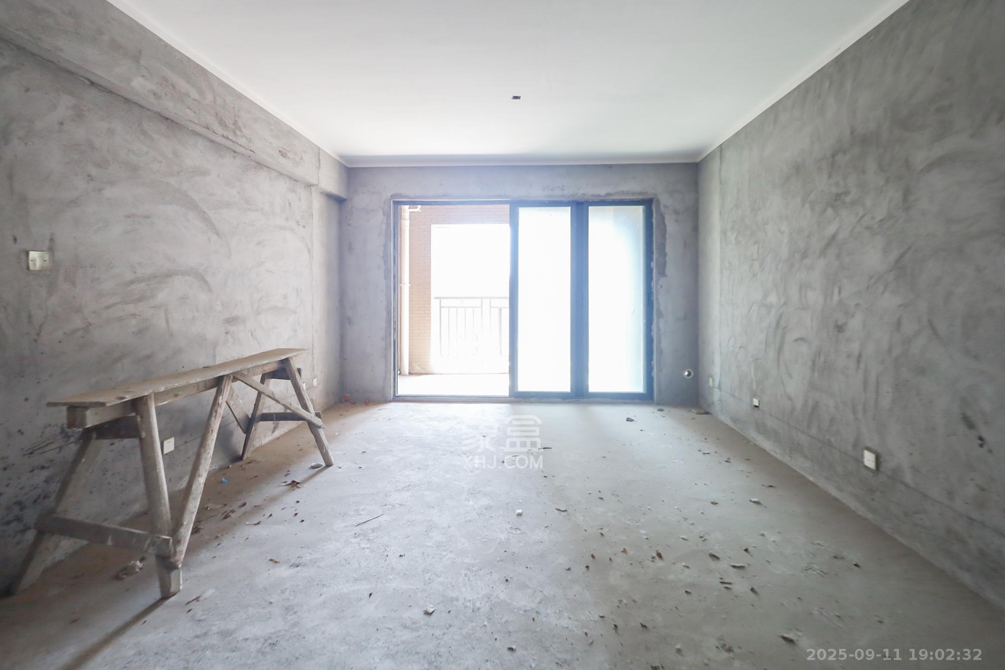 山水誉峰  4室2厅2卫    180.0万 山水誉峰  4室2厅2卫    180.0万客厅