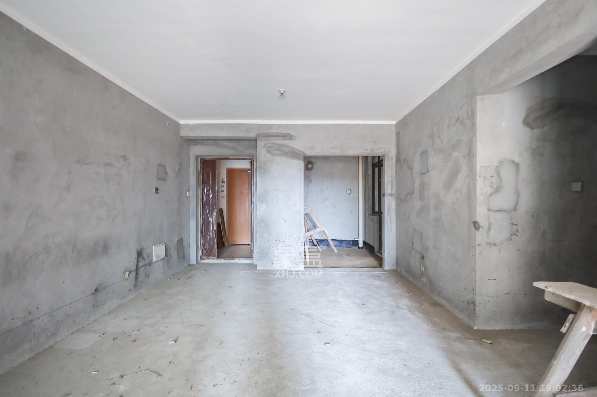 山水誉峰  4室2厅2卫    180.0万其他